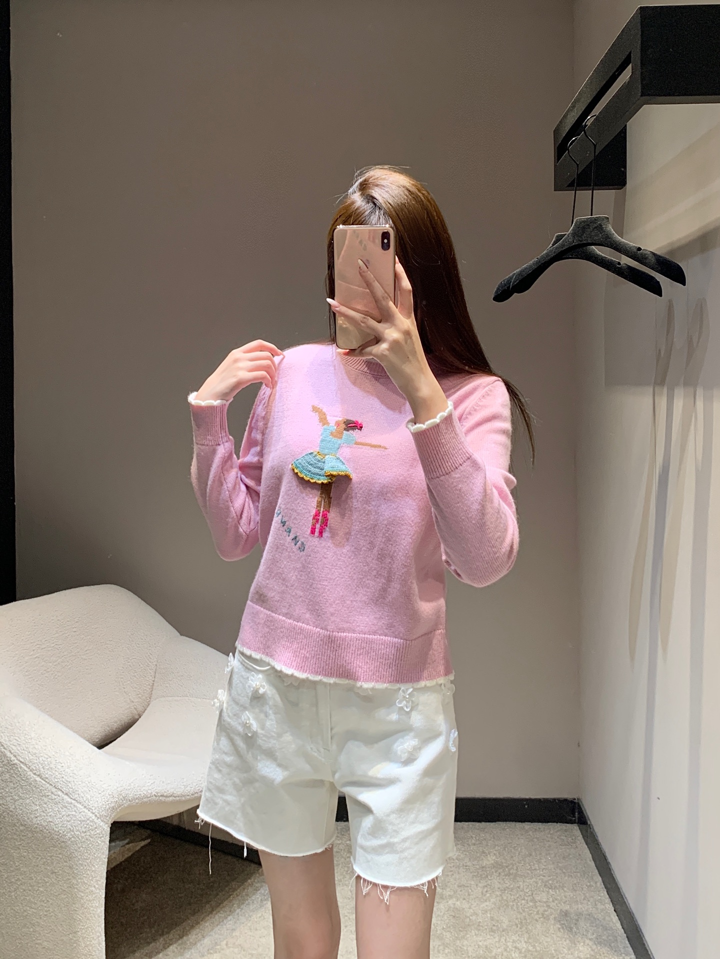 NO:517211,Chan*l 25B high-end handicraft workshop series new style ballet girls jacquard knit sweater | Exclusive high-end production!  The soft mist-pink knitted fabric creates a gentle atmosphere, with a delicate and soft texture; the jacquard pattern of the ballet girl on the chest is the absolute protagonist, the layers of the dancer's skirt and the bright hair accessories are all presented by the exquisite jacquard craftsmanship, and French romance and artistic sense are rubbed into the knitted texture; the white wavy trim on the neckline and cuffs adds a bit of girlish playfulness and agility to the whole, and the details show ingenuity. S/M/L on sale in stock, chanel, skirts, sweaters, alexander wang19860909Chan*l 25B高级手工坊系列新款 芭蕾舞女孩提花针织毛衣丨独家高版出品！以柔雾粉针织面料营造温柔氛围,质感细腻软糯；胸前芭蕾舞女孩提花图案是绝对主角,舞者裙裾的层次、发饰的明艳,皆由精湛提花工艺立体呈现,将法式浪漫与艺术感揉入针织纹理；领口与袖口的白色波浪边饰,为整体增添了几分少女的俏皮灵动,细节处尽显匠心巧思.现货发售S/M/L,,chanel,skirts,sweaters,alexander wang,Women's clothing