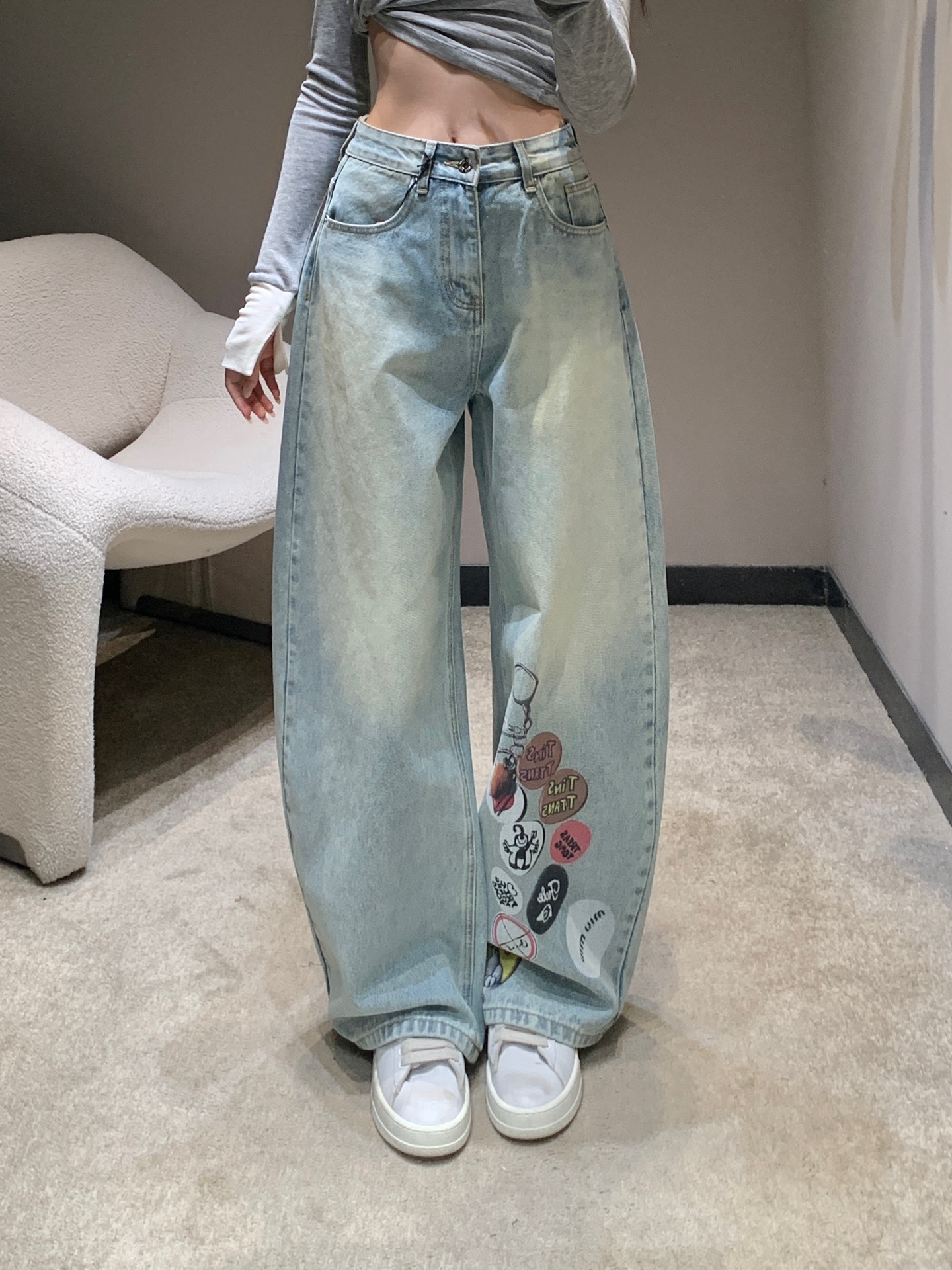 NO:517212,Miumi* 25FW autumn and winter new style, fun printed denim scimitar pants | Exclusive high-end production!  The old light blue denim fabric awakens retro trendy memory, with a tough texture but not lacking indistinction; the fun printed graffiti on the trouser body is an eye-catching ace, the collision of colorful patterns and funny elements, which fills the girl's playfulness and the street's cool feeling; the cut of the scimitar pants cleverly modifies the leg shape, the loose silhouette adds a casual tone, and the details show the design ingenuity. S/M/L on sale in stock, miumiu, alexander wang19860909Miumi* 25FW秋冬新款 趣味印花牛仔弯刀裤丨独家高版出品！做旧浅蓝牛仔面料唤醒复古潮流记忆,质感硬朗却不失随性；裤身趣味印花涂鸦是吸睛王牌,多彩图案与搞怪元素的碰撞,将少女的俏皮与街头的潮酷感拉满；弯刀裤型的剪裁巧妙修饰腿型,宽松廓形更添随性腔调,细节处尽显设计巧思.现货发售S/M/L,,miumiu,alexander wang,Women's clothing