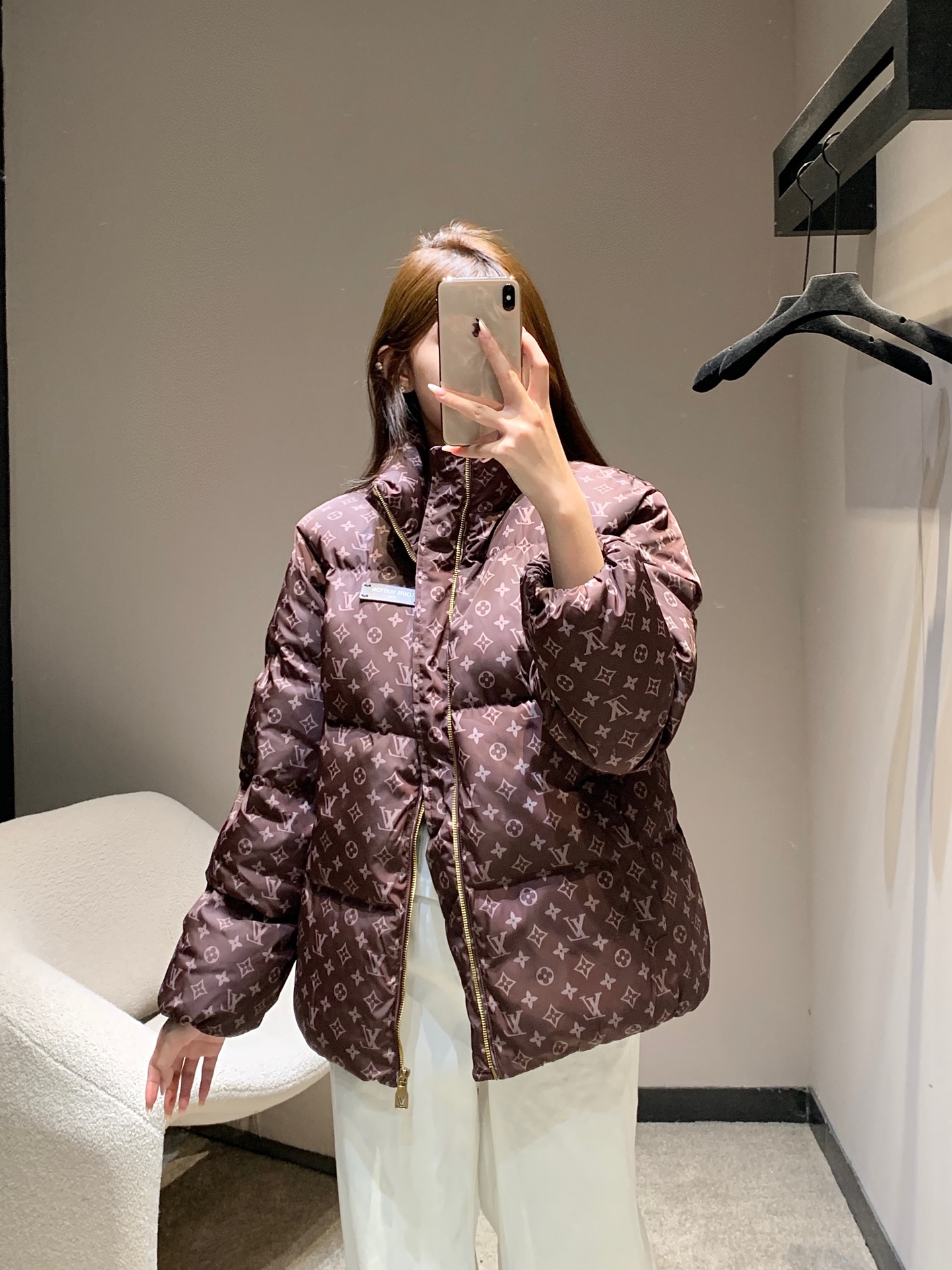 NO:517182,Louis Vuitt*n 25Fw autumn and winter new style, full-print presbyterian down jacket | Exclusive high-end production!  Monogram with full recognition is full of presbyopia, with dark brown background and light-toned presbyopia, with high-end texture in retro charm, and every inch of fabric is engraved with the century-old luxury genes of donkeys. The stand-up collar design is neat and stylish, and the fluffy down fills the body like a cloud, which not only locks the warmth of winter, but also creates a casual and unrestrained oversize silhouette, which can easily adapt to various styles of outfits. S/M/L is available in stock, louis vuitton, louis vuitton, versace, louis vuitton, jackets & coats, down jacket, alexander wang19860909Louis Vuitt*n 25Fw秋冬新款 满印老花羽绒服外套丨独家高版出品！辨识度拉满的 Monogram 老花满幅铺陈,深棕底色与浅调老花的碰撞,复古韵味中透着高级质感,每一寸面料都镌刻着驴家的百年奢尚基因.立领设计利落有型,蓬松的羽绒填充如云朵般包裹身形,既锁住冬日暖意,又塑造出随性不羁的oversize廓形,轻松适配各种风格穿搭.现货发售S/M/L,,louis vuitton,louis vuitton,versace,louis vuitton,jackets & coats,down jacket,alexander wang,Women's clothing