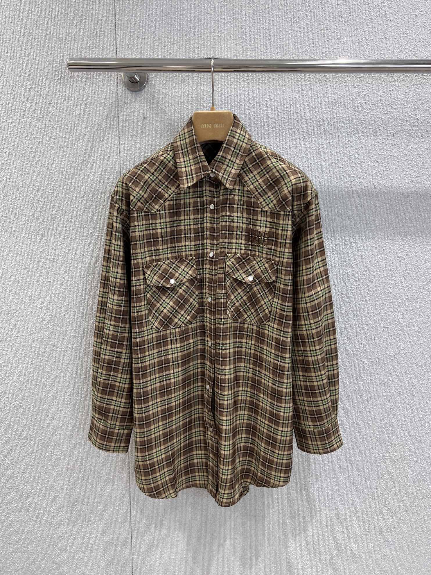 NO:517751,Supports replacement of Miumi* 25FW autumn and winter new style retro wool plaid long-sleeved shirt丨Exclusive yb development!  High-end production!  Choose high-quality wool fabric, retro brown and green plaid with a fashionable feeling of time, neat lapel design to modify the neck lines, single-breasted placket is simple and atmospheric, loose tailoring is friendly to all body shapes, shoulder-drop design and mid-length length create a casual and lazy retro atmosphere, which can be worn alone or layered, and has a strong style adaptability. S/M/L real-life details pictures on sale, miumiu,shirts,alexander wang19860909支持换款Miumi* 25FW秋冬新款 复古羊毛格子长袖衬衫丨独家yb开发！高版出品！选用质感上乘的羊毛面料,复古棕绿格纹自带岁月沉淀的时髦感,利落的翻领设计修饰颈部线条,单排扣门襟简约大气,宽松的剪裁对各种身形友好,落肩设计与中长款衣长营造出随性慵懒的复古氛围,可单穿可叠穿,风格适配性极强.现货发售S/M/L实拍细节图,,miumiu,shirts,alexander wang,Women's clothing