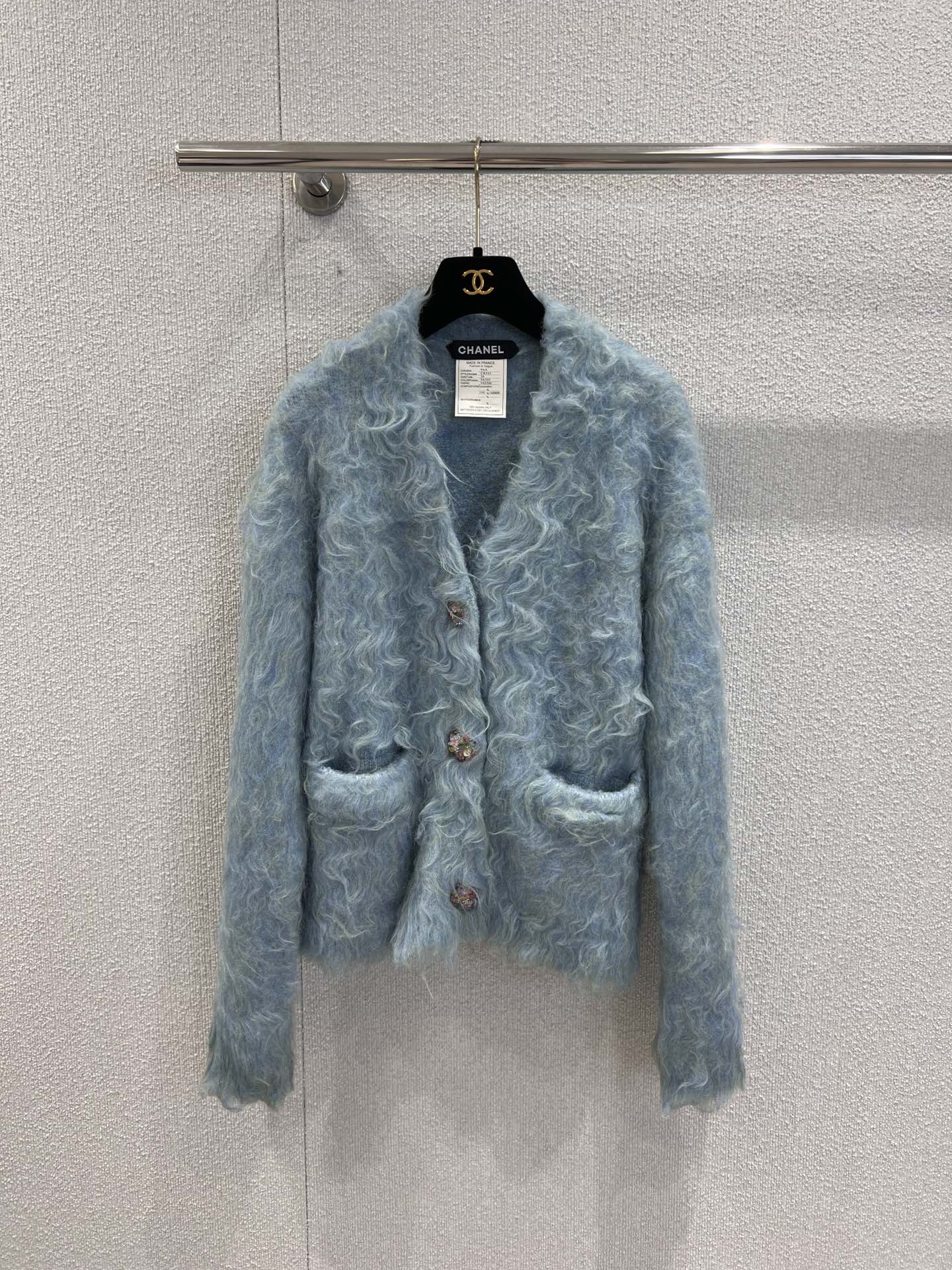 NO:517708,Support for replacement Chane* 25B premium handicraft workshop series new cashmere wool gem button V-neck knitted cardigan丨Exclusive high-end production!  The unique wool-grabbing process creates a fluffy and curly plush texture like a cloud. It is full of soft and healing touch, injecting warmth and luxury into autumn and winter outfits. Each inch of fabric has been finely processed, which not only has the skin-friendly and warmth of cashmere, but also presents a rich visual effect due to the wool-grabbing process. The plush shimmers lightly while walking, as if there is a shimmer flow. The real details of S/M/L on sale, chanel, alexander wang19860909支持换款 Chane* 25B高级手工坊系列新款 羊绒抓毛宝石纽扣V领针织开衫丨独家高版出品！采用高级羊绒混纺材质,独特的抓毛工艺造就了如云朵般蓬松卷曲的毛绒质感,轻触间满是柔软治愈的触感,为秋冬穿搭注入温暖与奢宠.每一寸面料都经过精细处理,既有羊绒的亲肤保暖,又因抓毛工艺呈现出层次丰富的视觉效果,行走间毛绒轻晃,似有微光流转.现货发售S/M/L实拍细节图,,chanel,alexander wang,Women's clothing