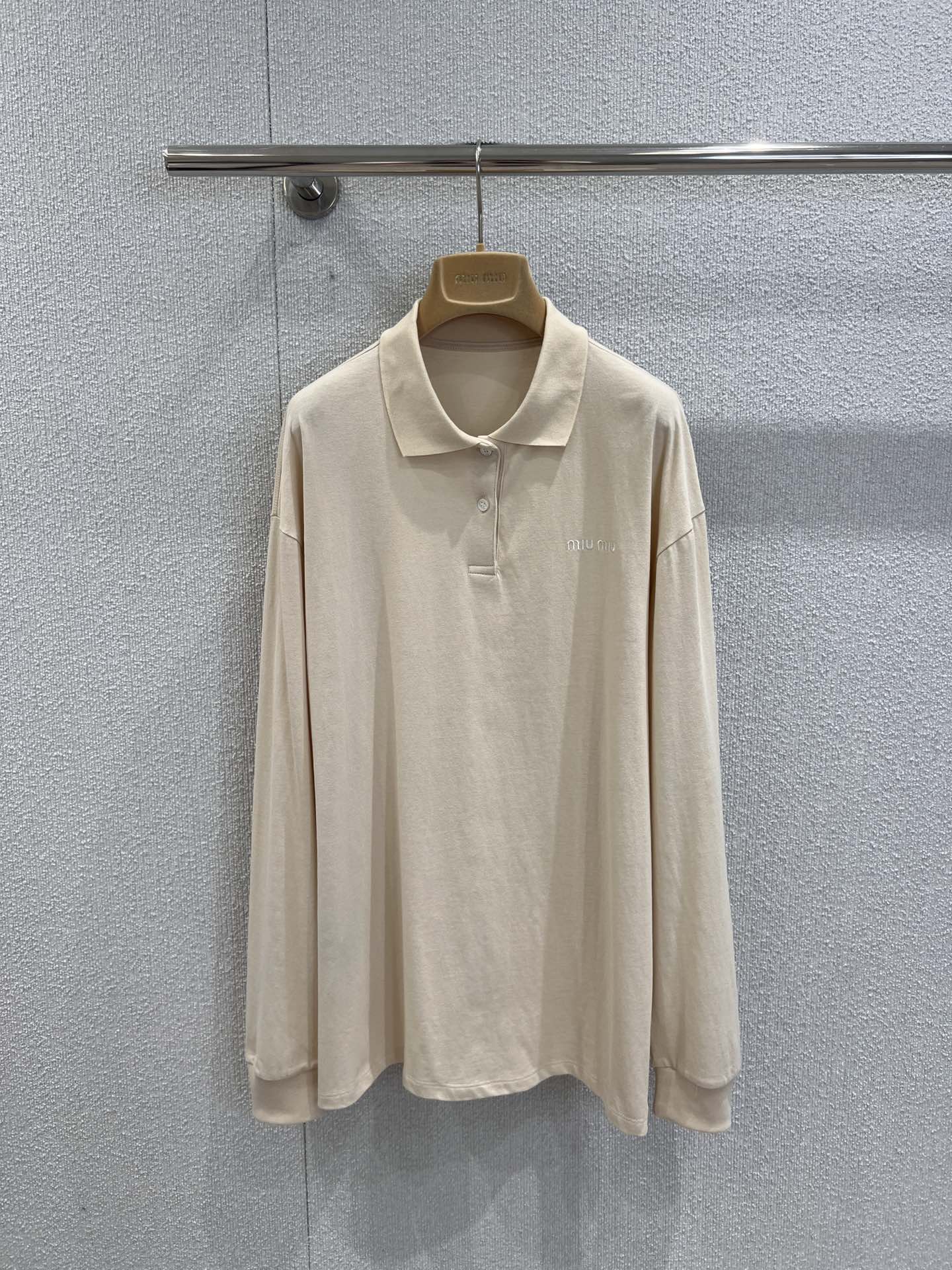 NO:517743,Short, long-sleeved, support for replacement Miumi* 25Fw early autumn new style, letter embroidered Polo collar long-sleeved T-shirt + shorts set | Exclusive yb development!  High-end production!  The classic Polo collar design has a retro tone, and the neat lapel weakens the casual feel of the T-shirt and adds a bit of exquisiteness and elegance. Shorts in the same color adopt an elastic waist design, which is comfortable and unscrewed, and is easy to put on and off every day. Complete sets of outfits create a lazy and high-end style of the same color. Whether you are strolling on the streets in autumn or enjoying your leisure time in a cafe, you can easily become the focus!  S/M/L real photos, detailed pictures, miumiu, shorts, tees, t-shirt, alexander wang19860909短 长袖支持换款 Miumi* 25Fw早秋新款 字母刺绣Polo领长袖T恤+短裤套装丨独家yb开发！高版出品！经典Polo领设计自带复古腔调,利落的翻领弱化了T恤的休闲感,增添几分精致优雅.同色系短裤采用松紧腰设计,舒适不勒身,日常穿脱方便.成套穿搭,营造慵懒高级的同色系造型,无论是在秋日街头漫步,还是在咖啡馆享受闲暇时光,都能轻松成为焦点！现货发售S/M/L实拍细节图,,miumiu,shorts,tees，t-shirt,alexander wang,Women's clothing