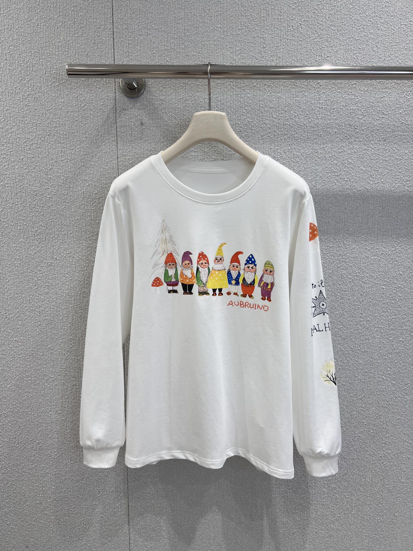 NO:517732,Supports replacement AUBRUINO 25Fw early autumn new style letter embroidered dwarf print round neck sweatshirt丨Exclusive high-end production!  The classic round neck design is simple and elegant, and the loose style is friendly to all body shapes. The shoulder-falling tailoring creates a casual and relaxing atmosphere. There are colorful dwarf prints on the chest, letter embroidery and dwarf prints complement each other. There are fun prints such as mushrooms, trees, stars, etc. from the chest to the cuffs. From the chest to the cuffs, the designer's ingenuity is everywhere, making this sweatshirt a walking art item. S/M/L real-life details pictures are available on sale in stock, hoodie, sweatshirts, alexander wang19860909支持换款 AUBRUINO 25Fw早秋新款 字母刺绣小矮人印花圆领卫衣丨独家高版出品！经典圆领设计简约大方,宽松的版型对各种身形友好,落肩剪裁营造出随性松弛的氛围感,胸前一排色彩斑斓的小矮人印花,字母刺绣与小矮人印花相得益彰,袖口处还有蘑菇、树木、星星等趣味印花,从胸前到袖口,处处都是设计师的巧思,让这件卫衣成为行走的艺术单品.现货发售S/M/L实拍细节图,,hoodie,sweatshirts,alexander wang,Women's clothing