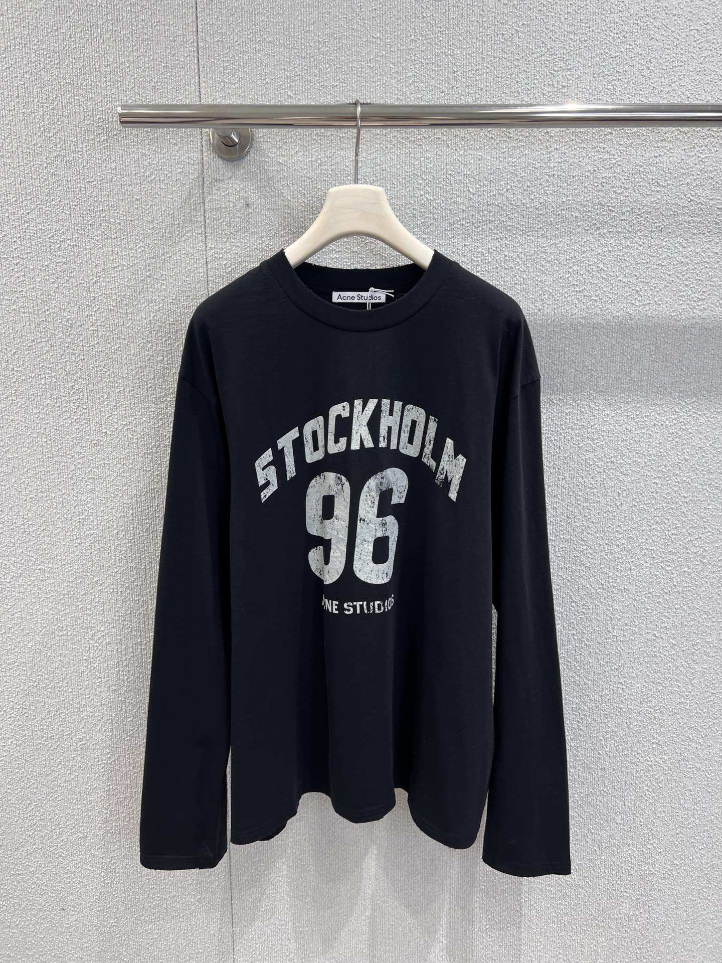 NO:517726,Support replacement Acne stud*o 25Fw early autumn new style, loose wide version washing watermark long-sleeved T-shirt | Exclusive high-end product!  Use skin-friendly and breathable cotton fabric. After special washing, the touch is soft and has a slightly old retro texture. The oversize style is very friendly to all body shapes. The shoulder-falling design and wide body create a casual and relaxed atmosphere. The length of the long sleeves can be stacked at will to create a lazy and cool styling layer. S/M/L real-life details pictures are available in stock, acne studios, versace, tees, t-shirt, alexander wang19860909支持换款 Acne stud*o 25Fw早秋新款 宽松阔版洗水印花长袖T恤丨独家高版出品！选用亲肤透气的棉感面料,经过特殊洗水处理后,手感柔软且带有轻微做旧的复古肌理,oversize的版型对各种身形都很友好,落肩设计与阔大的衣身营造出随性松弛的氛围感,长袖长度可随意堆叠,打造慵懒潮酷的造型层次.现货发售S/M/L实拍细节图,,acne studios,versace,tees，t-shirt,alexander wang,Women's clothing