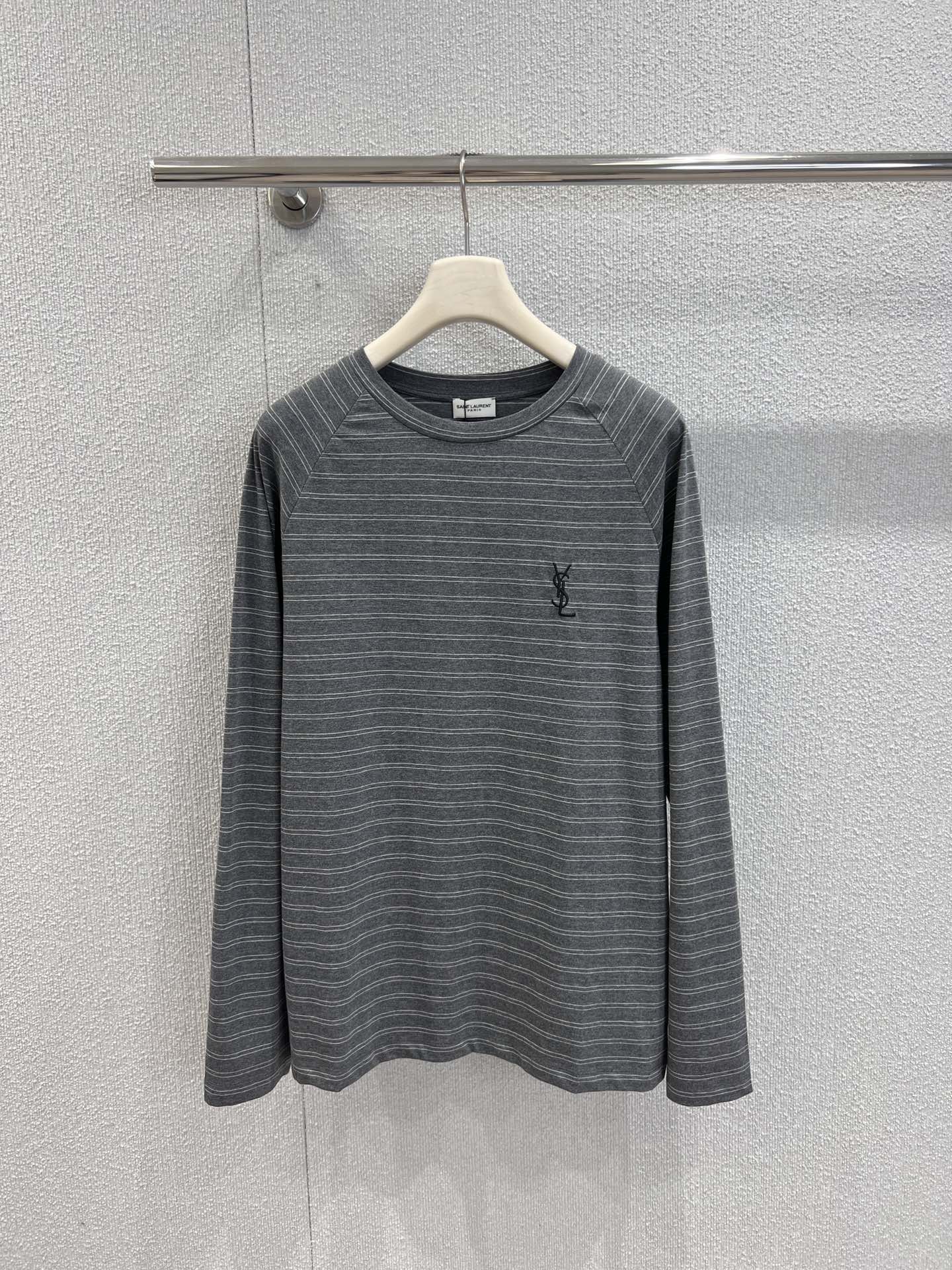 NO:517843,Support replacement Saint Laur*nt 25Fw early autumn new style, letter embroidered minimalist striped long-sleeved T-shirt丨Exclusive high-end production!  The gray-toned background color is matched with delicate white stripes, creating a low-key and high-end visual layer. The letter embroidery on the chest is exquisite and small, and the brand logo is outlined with black stitches. The oversize tailoring is very inclusive for the body. The shoulder-falling design and slightly longer length create a casual and lazy early autumn atmosphere. It is comfortable and comfortable to wear alone, and layering can create a rich layer. S/M/L real-life details pictures are available in stock, saint laurent, versace, tees, t-shirt, alexander wang19860909支持换款 Saint Laur*nt 25Fw早秋新款 字母刺绣极简条纹长袖T恤丨独家高版出品！灰调底色搭配细腻白条纹,营造出低调又高级的视觉层次,胸前的字母刺绣精致小巧,以黑色线迹勾勒出品牌标识,oversize的剪裁对身形包容性极强,落肩设计与稍长的衣长营造出随性慵懒的早秋氛围,单穿舒适自在,叠穿更能打造丰富层次.现货发售S/M/L实拍细节图,,saint laurent,versace,tees，t-shirt,alexander wang,Women's clothing