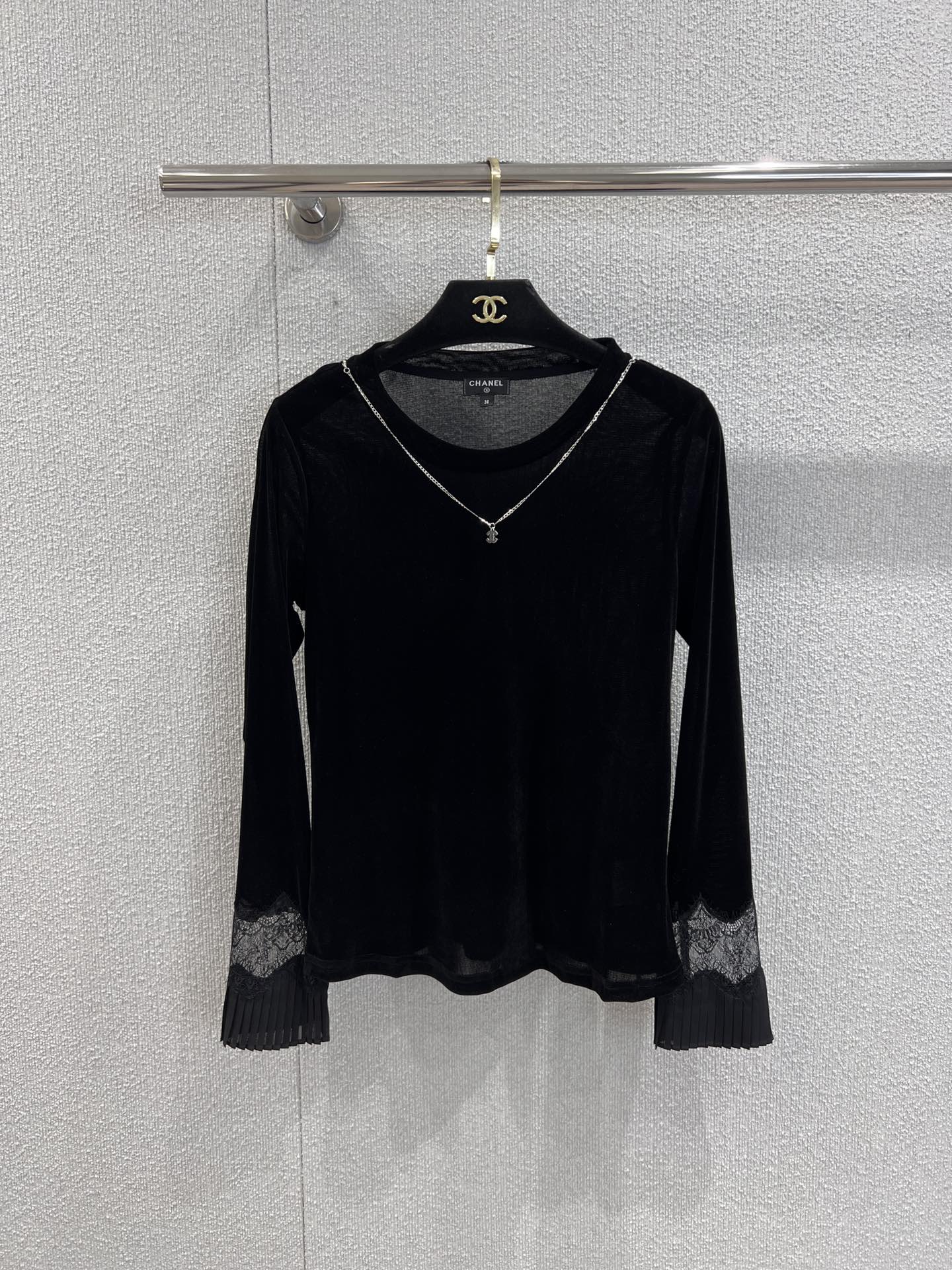 NO:535944,Supports replacement Chane* 25Fw early autumn new style, double C chain velvet lace spliced ​​long-sleeved T-shirt丨Exclusive high-end production!  velvet fabric is made of delicate luster, which creates a high-end texture in the light; lace splicing outlines soft elements, and the looming texture exudes French style; the pleated design of the cuffs adds a bit of agility, the round neck design is simple and elegant, and it is more convenient for the neck lines. The hidden ingenuity is the silver chain at the neck, embellished with the iconic double C pendant, which looks like the exquisite jewelry between the neck, which brings the brand recognition to the full extent, giving the 'low-key luxury' a concrete expression. S/M/L real-life details pictures, chanel, tees, t-shirt, alexander wang19860909支持换款Chane* 25Fw早秋新款 双C链条丝绒蕾丝拼接长袖T恤丨独家高版出品！选用丝绒面料,自带细腻光泽,在光线里晕染出高级质感；蕾丝拼接勾勒出柔美元素,若隐若现的纹理透着法式风情；袖口的百褶设计则添了几分灵动,圆领设计简约大气,更衬颈部线条,而暗藏巧思的是领口处那一条银色链条,缀着标志性双C吊坠,似颈间的精致首饰,将品牌辨识度拉满,让“低调奢华”有了具象表达.现货发售S/M/L实拍细节图,,chanel,tees，t-shirt,alexander wang,Women's clothing