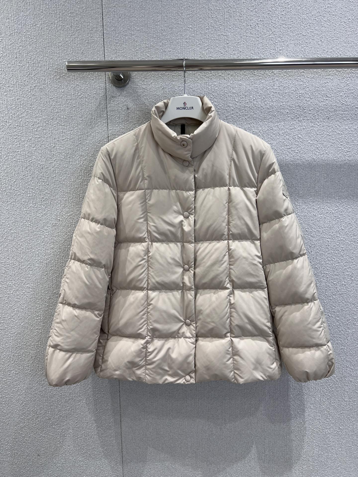 NO:534835,With dust bag Moncle* 25FW autumn and winter new style, square quilted short down jacket jacket | Exclusive yb development!  High-end production!  The classic armband on the left arm is selected, with high fluffy down, which greatly reduces weight while ensuring warmth. It adopts three-dimensional square quilting technology to lock the down firmly in the plaid structure, which not only avoids the trouble of running down, but also creates a architectural silhouette with geometric lines. It is not only a down jacket, but also a style armor that combines temperature and demeanor in the cold autumn and winter. S/M/L real-life details pictures, Jackets & coats, Jackets & coats, down jacket, alexander wang19860909配防尘袋 Moncle* 25FW秋冬新款 方形绗缝短款羽绒服夹克外套丨独家yb开发！高版出品！左臂处的经典袖章,精选高蓬松度羽绒,在保证保暖性的前提下大幅减轻重量,采用立体方形绗缝工艺,将羽绒牢牢锁于格纹结构中,既避免跑绒困扰,又以几何线条塑造出建筑感廓形,它不止是一件羽绒服,更是你在冷冽秋冬里,兼具温度与风度的风格铠甲.现货发售S/M/L实拍细节图,,jackets & coats,jackets & coats,down jacket,alexander wang,Women's clothing