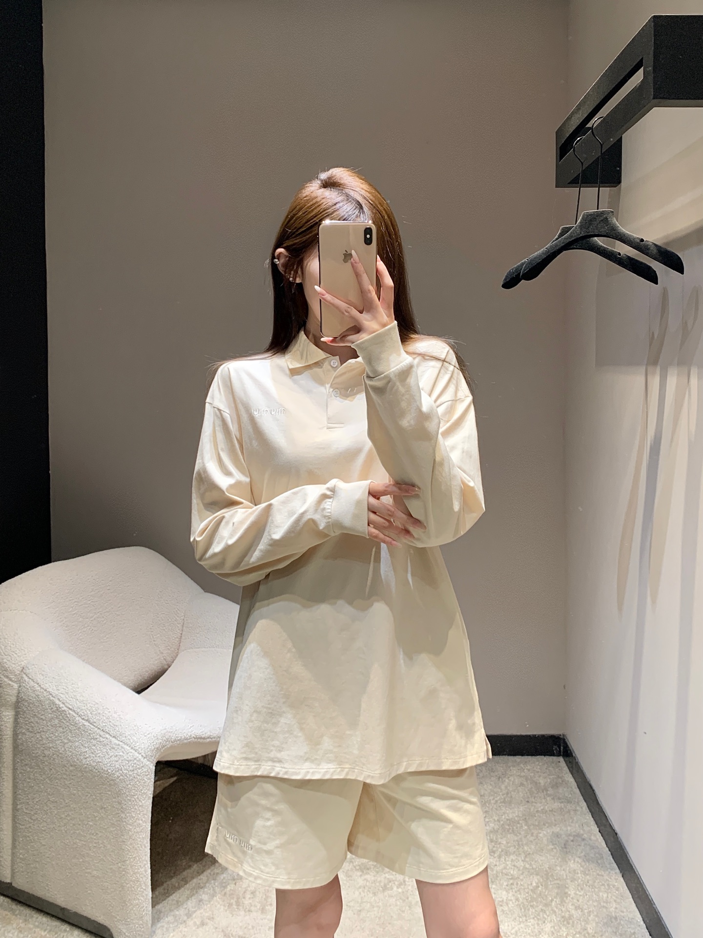 NO:517703,Shorts Long Sleeve Miumi* 25Fw Early Autumn New Style Letter Embroidered Polo Collar Long Sleeve T-shirt + Shorts Set | Exclusive yb development!  High-end production!  The classic Polo collar design has a retro tone, and the neat lapel weakens the casual feel of the T-shirt and adds a bit of exquisiteness and elegance. The shorts in the same color adopt an elastic waist design, which is comfortable and unscrewed, and is easy to put on and off every day. The complete sets of outfits create a lazy and high-end style of the same color. Whether you are strolling on the streets in autumn or enjoying your leisure time in a cafe, you can easily become the focus!  S/M/L, miumiu, shorts, tees, t-shirt, alexander wang19860909短裤 长袖 Miumi* 25Fw早秋新款 字母刺绣Polo领长袖T恤+短裤套装丨独家yb开发！高版出品！经典Polo领设计自带复古腔调,利落的翻领弱化了T恤的休闲感,增添几分精致优雅.同色系短裤采用松紧腰设计,舒适不勒身,日常穿脱方便.成套穿搭,营造慵懒高级的同色系造型,无论是在秋日街头漫步,还是在咖啡馆享受闲暇时光,都能轻松成为焦点！现货发售S/M/L,,miumiu,shorts,tees，t-shirt,alexander wang,Women's clothing