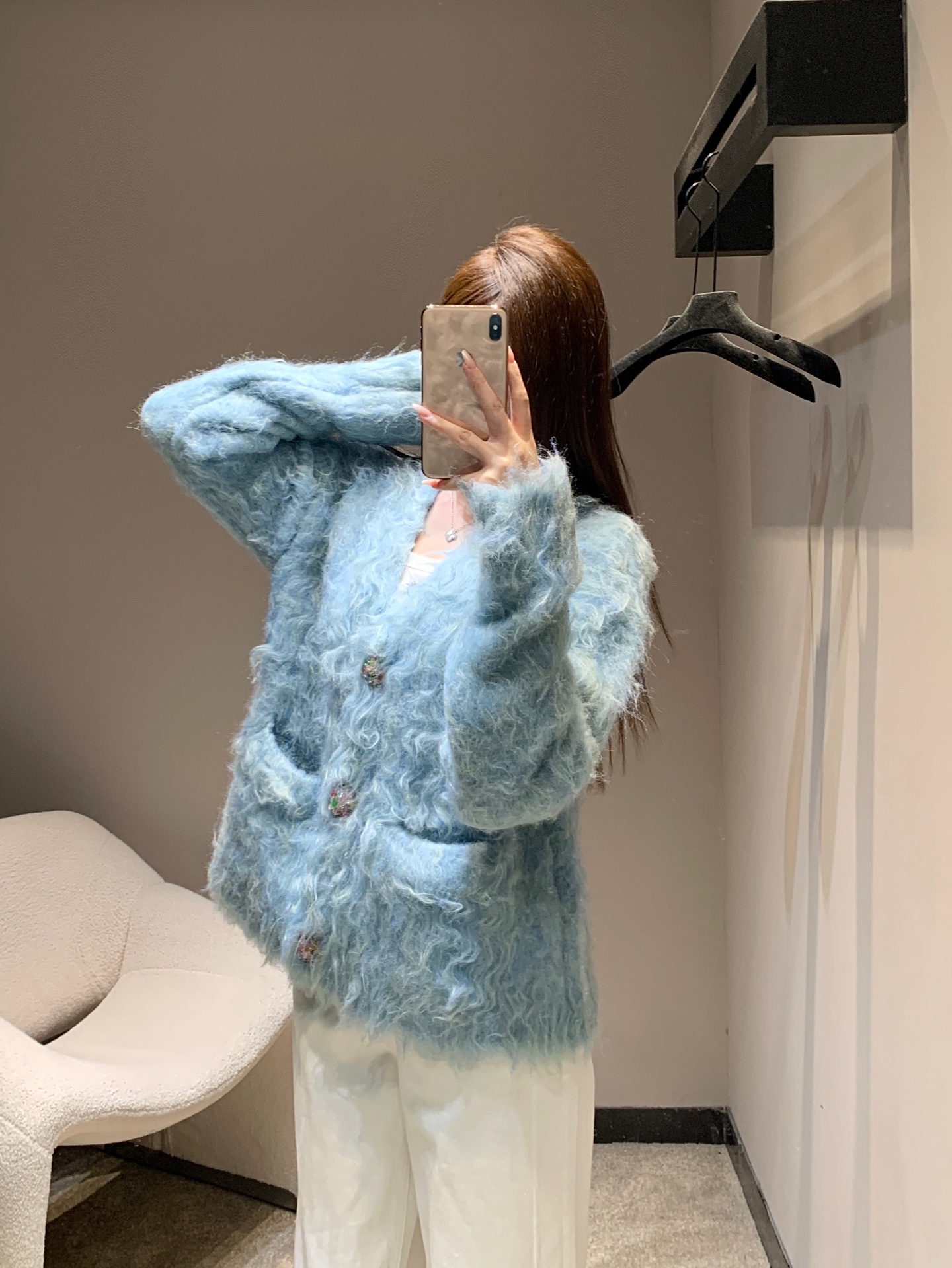 NO:517713,Chane* 25B high-end handicraft workshop series new cashmere wool grinding gem button V-neck knitted cardigan丨Exclusive high-end production!  The high-end cashmere blend material is made of, and the unique wool grabbing technology creates a fluffy and curly plush texture like a cloud. It is full of soft and healing touch, injecting warmth and luxury into autumn and winter outfits. Each inch of the fabric has been finely processed, which not only has the skin-friendly and warmth of cashmere, but also presents a rich visual effect due to the wool grabbing technology. The plush sways lightly when walking, as if there is a shimmer flow. S/M/L, chanel, alexander wang19860909Chane* 25B高级手工坊系列新款 羊绒抓毛宝石纽扣V领针织开衫丨独家高版出品！采用高级羊绒混纺材质,独特的抓毛工艺造就了如云朵般蓬松卷曲的毛绒质感,轻触间满是柔软治愈的触感,为秋冬穿搭注入温暖与奢宠.每一寸面料都经过精细处理,既有羊绒的亲肤保暖,又因抓毛工艺呈现出层次丰富的视觉效果,行走间毛绒轻晃,似有微光流转.现货发售S/M/L,,chanel,alexander wang,Women's clothing