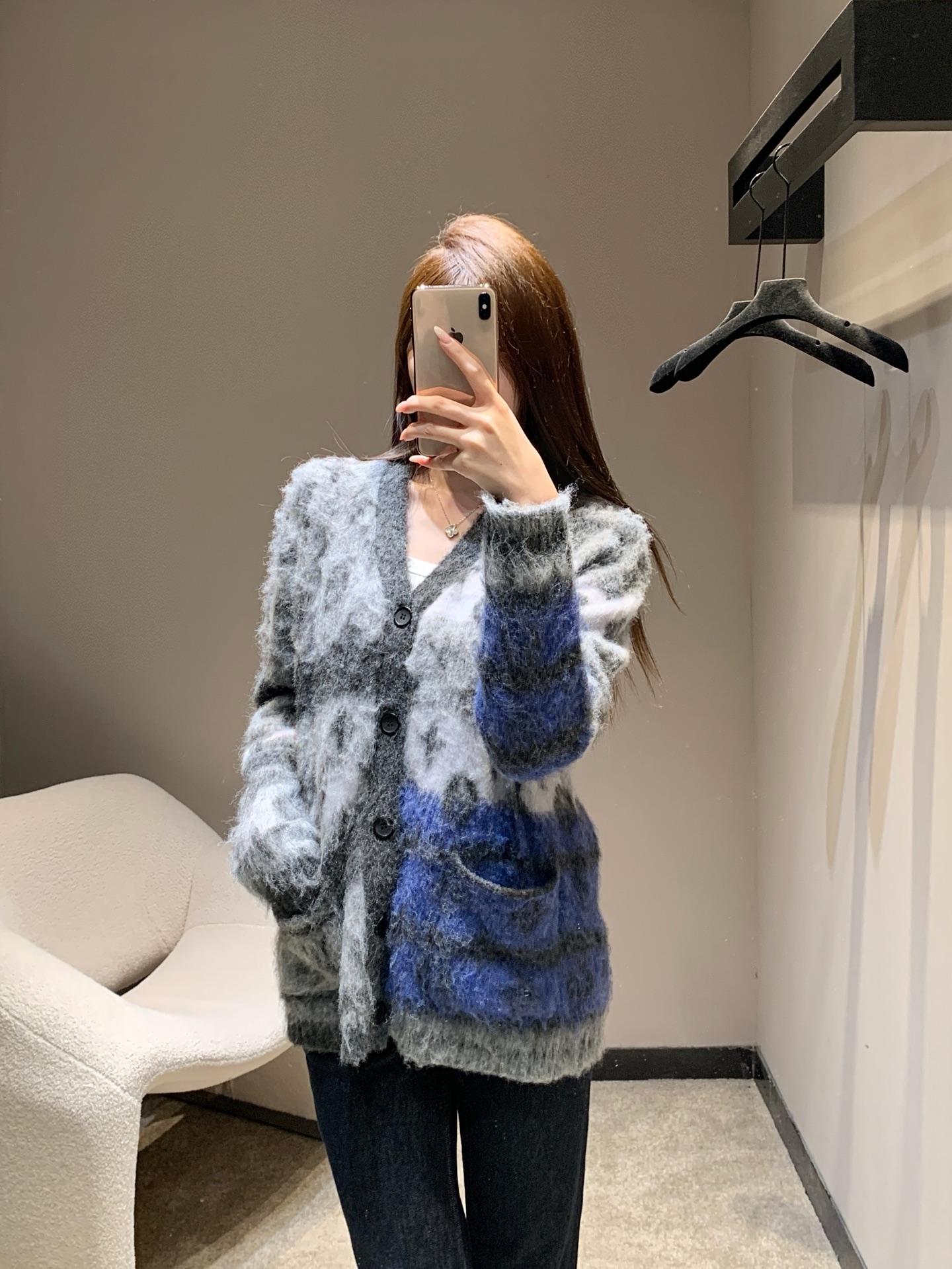 NO:517840,LouisVuitto* 25Fw autumn and winter new style mohair V-neck knitted cardigan丨Exclusive high-end production!  Use high-end mohair blend fabric, with a fluffy and soft plush touch, while keeping skin warm, it is visually full of luxurious fluffy layers. The gradient gray-blue color design breaks the monotony and transitions like artistic smudge, injecting a touch of agility into autumn and winter outfits. S/M/L is available in stock, louis vuitton, alexander wang19860909LouisVuitto* 25Fw秋冬新款 马海毛V领针织开衫丨独家高版出品！采用高级马海毛混纺面料,自带蓬松柔软的毛绒触感,亲肤保暖的同时,视觉上充满奢雅的蓬松层次.渐变的灰蓝色彩设计,打破单调,似艺术晕染般自然过渡,为秋冬穿搭注入一抹灵动色彩.现货发售S/M/L,,louis vuitton,alexander wang,Women's clothing