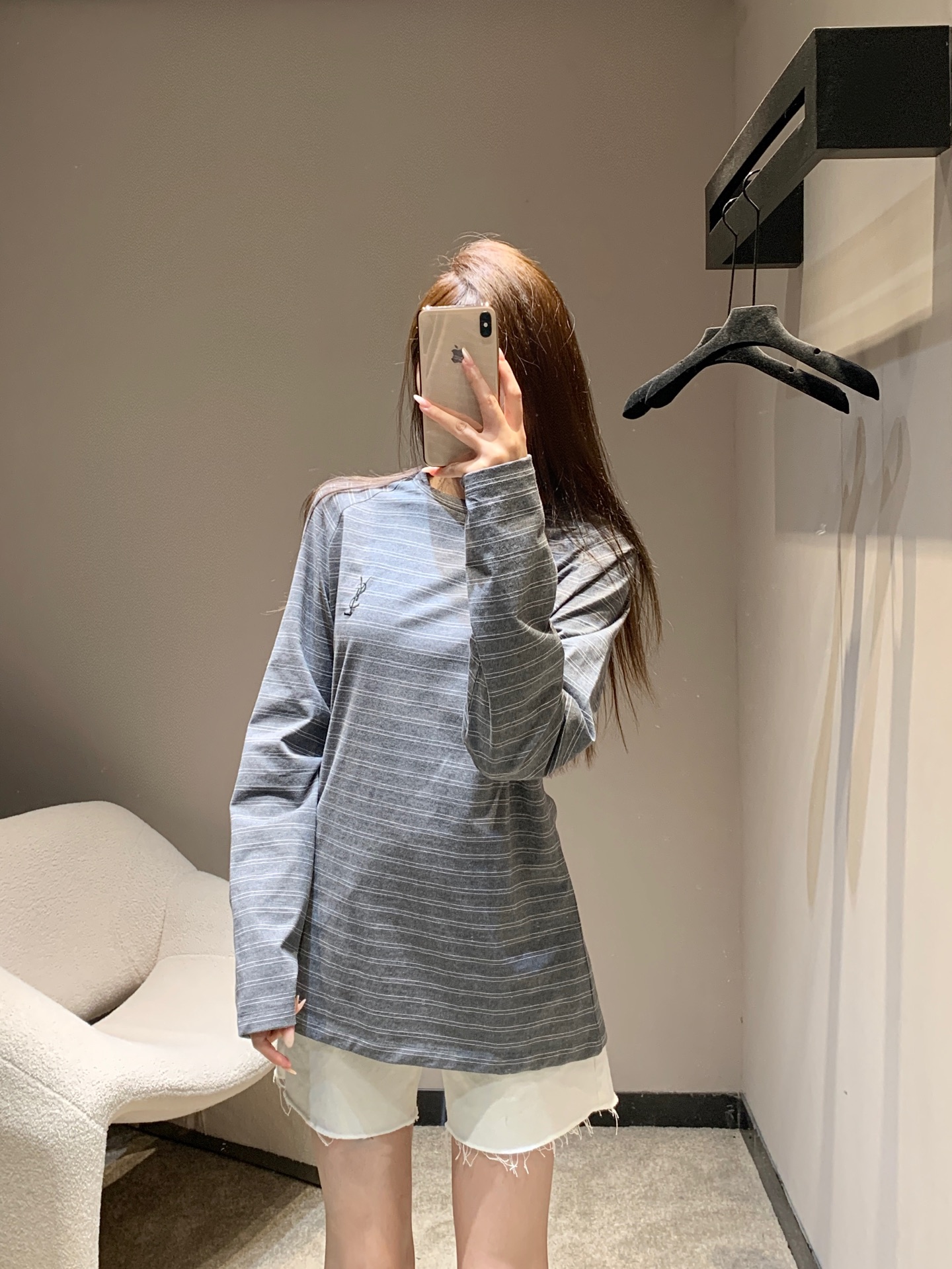 NO:517847,Saint Laur*nt 25Fw early autumn new style, letter embroidered minimalist striped long-sleeved T-shirt丨Exclusive high-end production!  The gray-toned background color is matched with delicate white stripes, creating a low-key and high-end visual layer. The letter embroidery on the chest is exquisite and small, and the brand logo is outlined with black stitches. The oversize tailoring is very inclusive for the body. The shoulder-falling design and slightly longer length create a casual and lazy early autumn atmosphere. It is comfortable and comfortable to wear alone, and layering can create a rich layer. S/M/L is available in stock, saint laurent, versace, tees, t-shirt, alexander wang19860909Saint Laur*nt 25Fw早秋新款 字母刺绣极简条纹长袖T恤丨独家高版出品！灰调底色搭配细腻白条纹,营造出低调又高级的视觉层次,胸前的字母刺绣精致小巧,以黑色线迹勾勒出品牌标识,oversize的剪裁对身形包容性极强,落肩设计与稍长的衣长营造出随性慵懒的早秋氛围,单穿舒适自在,叠穿更能打造丰富层次.现货发售S/M/L,,saint laurent,versace,tees，t-shirt,alexander wang,Women's clothing