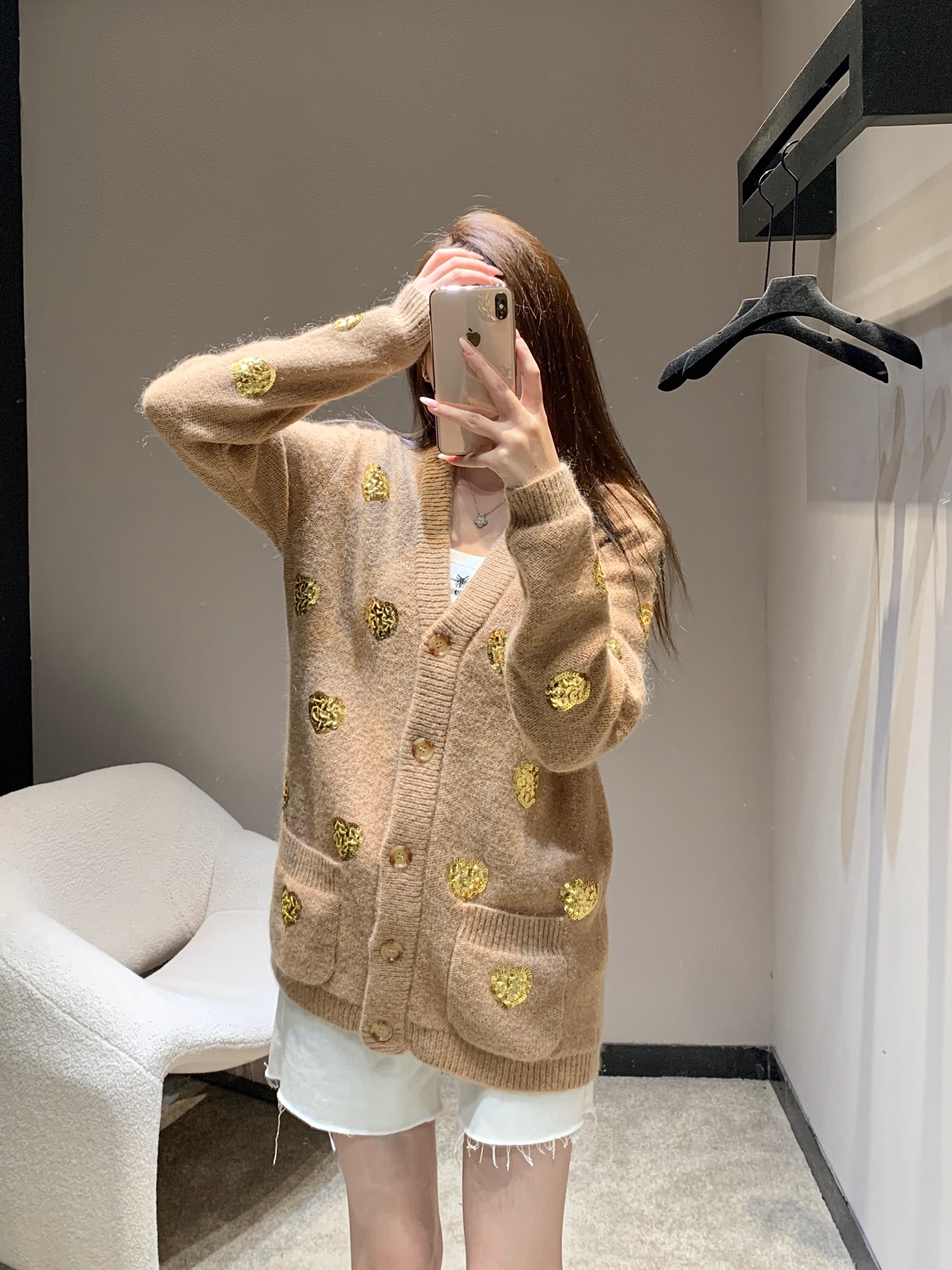 NO:517855,VALENTIN* 25FW autumn and winter new style love sequin embroidered V-neck knitted cardigan丨Exclusive yb development!  High-end production!  It uses high-end mohair wool blend fabric, which feels soft and skin-friendly and has excellent warmth. The body is covered with golden love sequins embroidery, each of which is made of exquisite craftsmanship. The sequins reflect bright light under the light and shadow, and are dotted on the knitted like a galaxy. The classic V-neck design modifies the neck lines. The loose tailoring is friendly to all body shapes. The shoulder-falling design and mid-length length create a casual and lazy luxury atmosphere. S/M/L on sale in stock, valentino, alexander wang19860909VALENTIN* 25FW秋冬新款 爱心亮片刺绣V领针织开衫丨独家yb开发！高版出品！采用高级马海毛羊毛混纺面料,触感柔软亲肤且保暖性极佳,衣身满布的金色爱心亮片刺绣,每一颗都由精湛工艺打造,亮片在光影下折射出璀璨光芒,如星河般点缀在针织之上,经典V领设计修饰颈部线条,宽松的剪裁对各种身形友好,落肩设计与中长款衣长营造出随性慵懒的奢华氛围.现货发售S/M/L,,valentino,alexander wang,Women's clothing