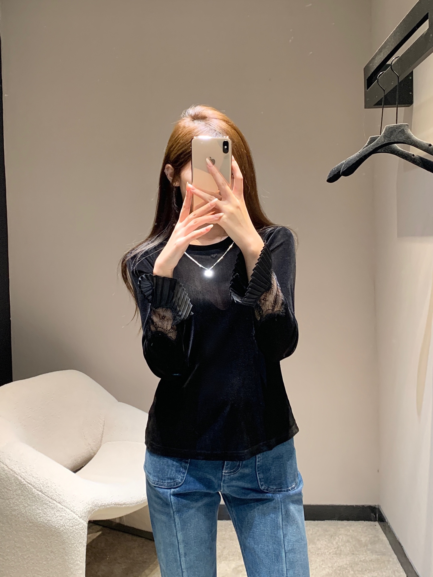 NO:535948,Chane* 25Fw early autumn new style, double C chain velvet lace spliced ​​long-sleeved T-shirt丨Exclusive high-end production!  velvet fabric is made of delicate luster, which creates a high-end texture in the light; lace splicing outlines soft elements, and the looming texture exudes French style; the pleated design of the cuffs adds a bit of agility, the round neck design is simple and elegant, and it is more convenient for the neck lines. The hidden ingenuity is the silver chain at the neck, embellished with the iconic double C pendant, which looks like the exquisite jewelry between the neck, which brings the brand recognition to the full extent, giving the 'low-key luxury' a concrete expression. S/M/L on sale in stock, chanel,tees, t-shirt,alexander wang19860909Chane* 25Fw早秋新款 双C链条丝绒蕾丝拼接长袖T恤丨独家高版出品！选用丝绒面料,自带细腻光泽,在光线里晕染出高级质感；蕾丝拼接勾勒出柔美元素,若隐若现的纹理透着法式风情；袖口的百褶设计则添了几分灵动,圆领设计简约大气,更衬颈部线条,而暗藏巧思的是领口处那一条银色链条,缀着标志性双C吊坠,似颈间的精致首饰,将品牌辨识度拉满,让“低调奢华”有了具象表达.现货发售S/M/L,,chanel,tees，t-shirt,alexander wang,Women's clothing