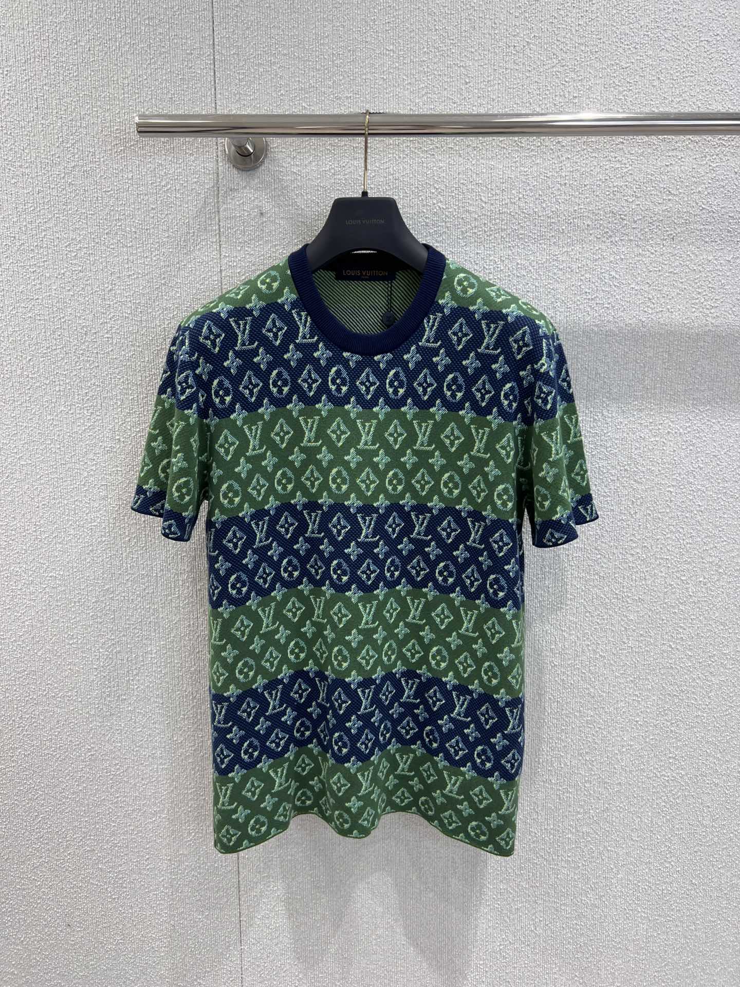 NO:534827,Support replacement Louis Vuitto* 25Fw early autumn new style old-fashion striped short-sleeved round neck T-shirt | Exclusive yb development!  High-end production!  The same style of men and women adopts three-dimensional jacquard technology, with dark blue and emerald green stripes alternately, breaking the dullness of presbyopia, with short sleeves falling shoulders + slightly loose body, which is very inclusive to the figure. It is not stuffy when worn alone in early autumn, and layering it with inner layer can also support the styling level, both practical and aesthetic. S/M/L real shot details pictures are available in stock, louis vuitton, T-shirt,tees, t-shirt,alexander wang19860909支持换款 Louis Vuitto* 25Fw早秋新款 老花条纹短袖圆领T恤丨独家yb开发！高版出品！男女同款 采用立体提花工艺,深蓝与翠绿条纹交替呈现,打破老花的沉闷感,落肩短袖+微宽松衣身,对身材包容性极强,早秋单穿不闷热,叠穿做内搭也能撑起造型层次,实用性与美观性兼备.现货发售S/M/L实拍细节图,,louis vuitton,T-shirt,tees，t-shirt,alexander wang,Women's clothing