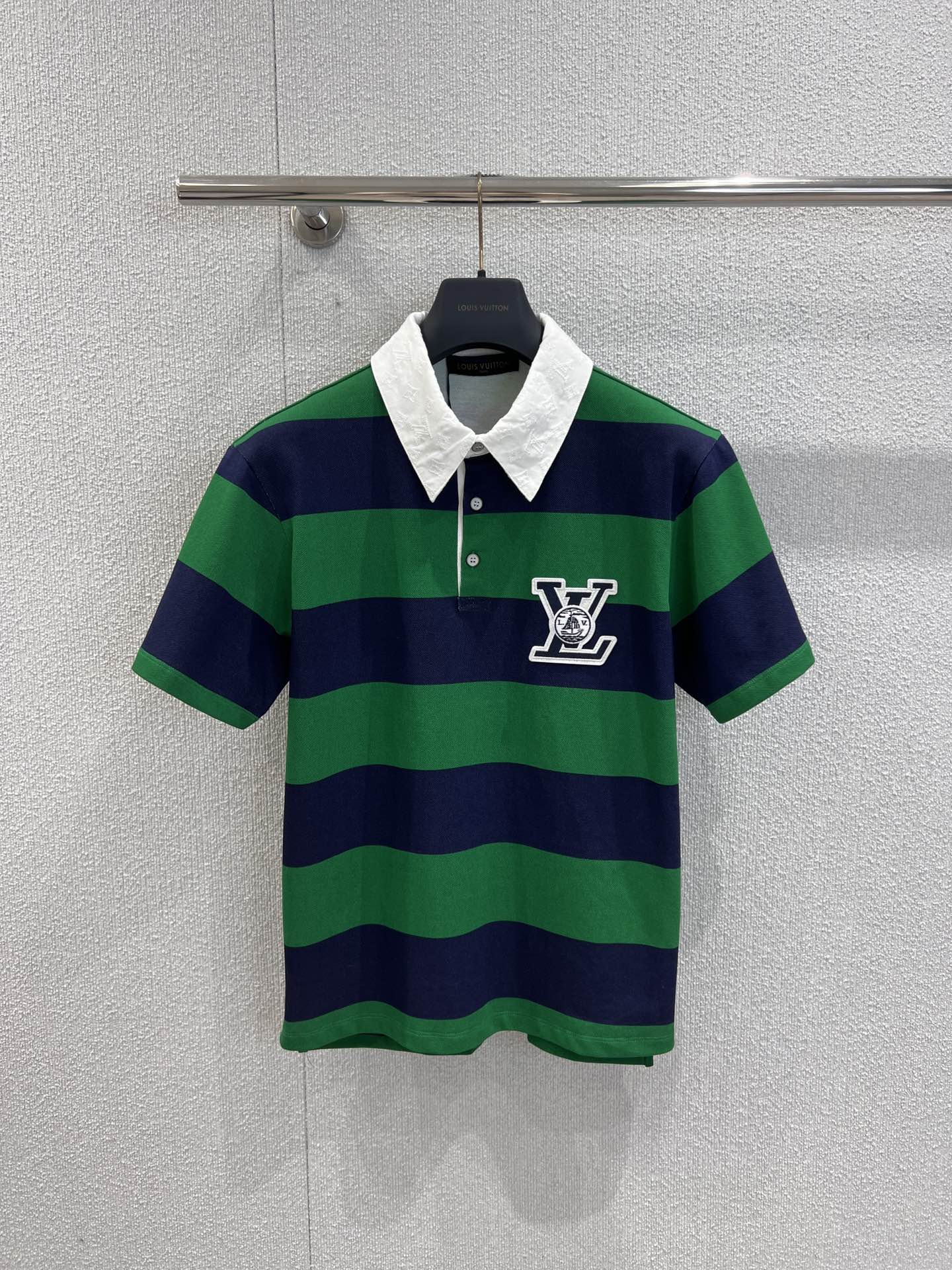 NO:534164,Support replacement LouisVuitto* 25Fw early autumn new style contrast striped short-sleeved Polo shirt丨Exclusive high-end production!  Selected texture Polo fabric, crisp and breathable; oversize shoulder-drop style, compatible with diverse figures, creating a casual and unrestrained slack; white lapel details, embroidered LV letter badge on the front chest, integrating the brand's classic sailing elements, embroidered by the brand, embodying the brand's historical heritage; white sailing pattern printing on the back continues the core of the 'travel spirit' and injects artistic sense into the retro silhouette; S/M/L real-life details pictures on sale, louis vuitton,louis vuitton,versace,T-shirt,alexander wang19860909支持换款 LouisVuitto* 25Fw早秋新款 撞色条纹短袖Polo衫丨独家高版出品！甄选质感 Polo 面料,挺括透气；oversize 落肩版型,兼容多元身材,打造随性不随意的松弛感；白色翻领细节,前胸刺绣LV字母徽章,融合品牌经典帆船元素,将品牌历史底蕴具象化；后背白色帆船图案印花,延续“旅行精神”内核,为复古廓形注入艺术感；现货发售S/M/L实拍细节图,,louis vuitton,louis vuitton,versace,T-shirt,alexander wang,Women's clothing