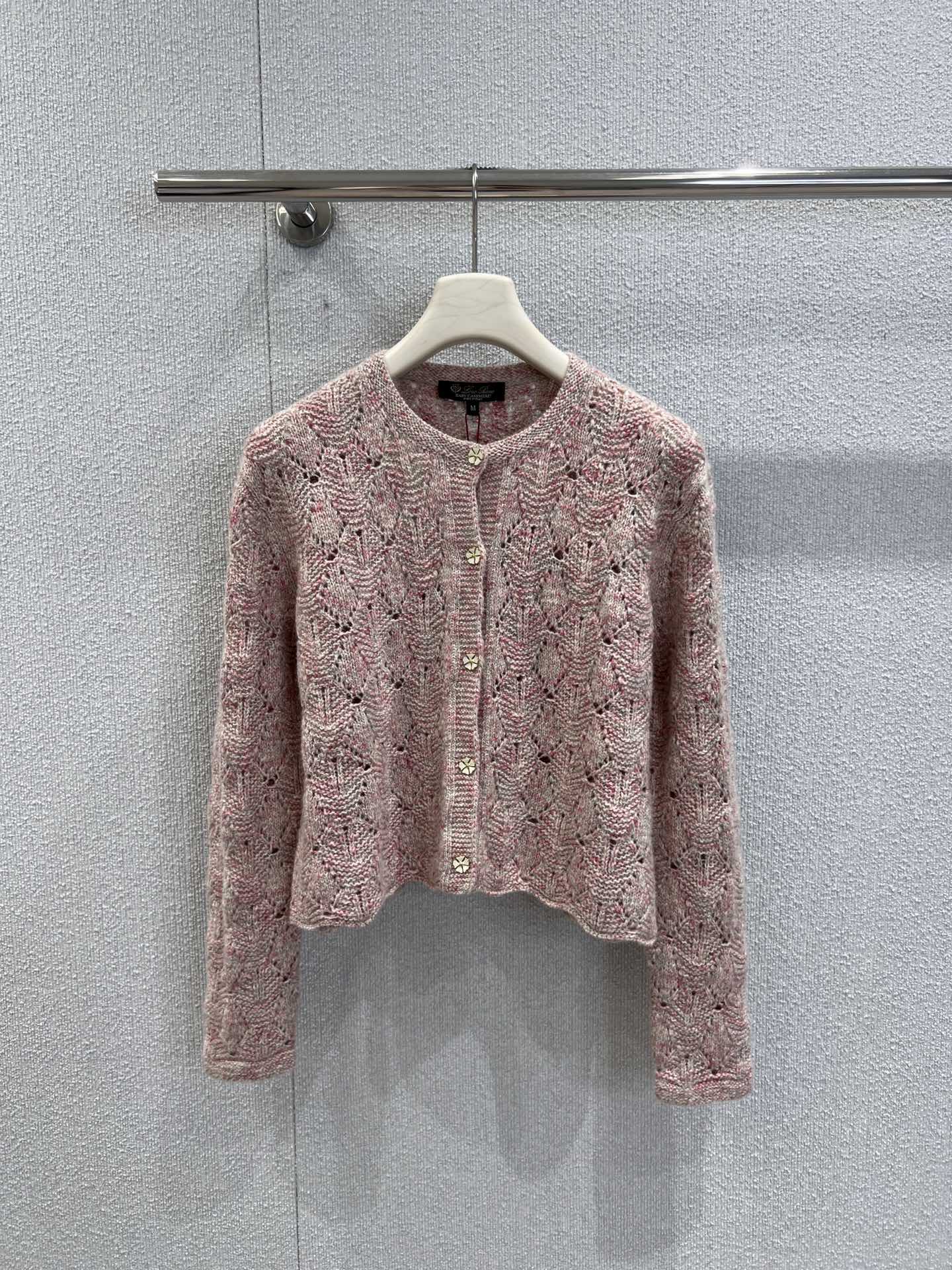 NO:534215,Support replacement LoroPiana 25Fw early autumn new style old Qian style pink crochet knitted cardigan | Exclusive yb development!  High-end production!  Select the brand's signature delicate yarn, and woven with a hand-crafted crochet craft to create a full diamond-shaped hollow texture. Each needle exudes the exquisite temperature of Italian craftsmen. The soft nude pink tone is like roses in the morning mist, with its own 'noble and not ostentatious' old-fashioned temperament. The cardigan is neat and short, just outlines the waistline, and is suitable for various layering scenes - wearing a white shirt inside is the exquisite and relaxed workplace, and the suspenders and wide-leg pants is the luxury and casualness of the vacation style. S/M/L real-life details pictures are available in stock, loro piana, shirts, alexander wang19860909支持换款 LoroPiana 25Fw早秋新款 老钱风粉色钩花针织开衫丨独家yb开发！高版出品！甄选品牌标志性的细腻纱线,以手工感钩花工艺织就满幅菱形镂空纹理,每一针都透着意式匠人的精工温度.柔和的裸粉色调如晨雾中的玫瑰,自带“显贵不张扬”的老钱气质,开衫版型利落短款,恰好勾勒腰线,适配各种叠穿场景——内搭白衬衫是职场的精致松弛,配吊带与阔腿裤则是度假风的奢雅随性.现货发售S/M/L实拍细节图,,loro piana,shirts,alexander wang,Women's clothing