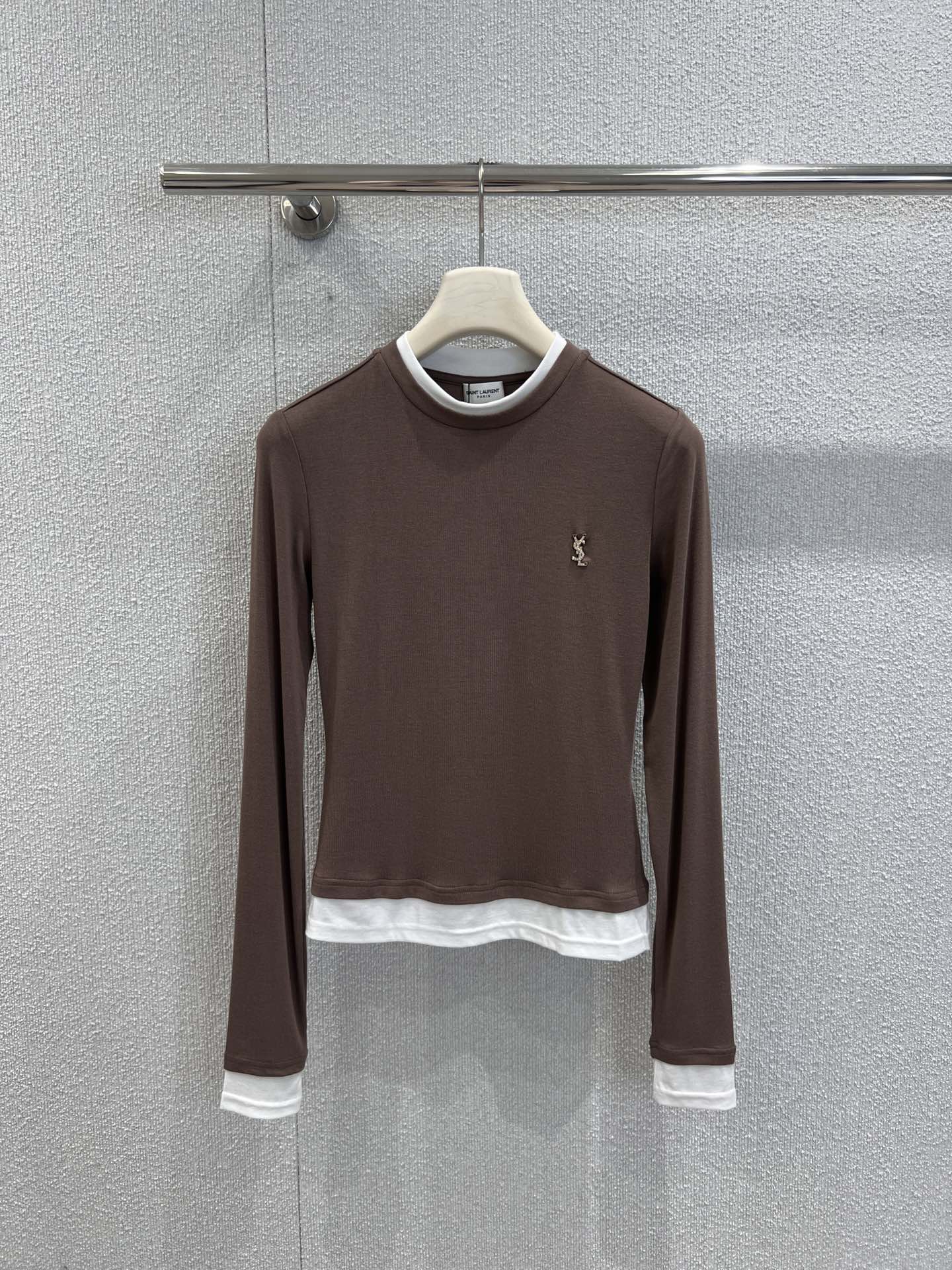 NO:535912,Supports replacement of Saint laur*nt 25Fw autumn and winter new style, contrasting color fake two-piece long-sleeved base T-shirt丨Exclusive high-end production!  Select skin-friendly and soft high-stitch fabric, close to the body, not tight, comfortable and textured; the contrasting color fake two-piece design hides clever ideas, the inner white edge naturally extends from the neckline, cuffs to the hem, breaking the monotony while injecting a casual and unrestrained French style into the layered shape. The iconic metal logo is low-key on the chest, hiding the brand's luxury genes between the details and wrinkles. S/M/L real-life details pictures are available in stock, saint laurent,tees, t-shirt, alexander wang19860909支持换款Saint laur*nt 25Fw秋冬新款 撞色假两件长袖打底T恤衫丨独家高版出品！甄选亲肤柔糯的高支面料,贴身不紧绷,舒适与质感双在线；撞色假两件设计暗藏巧思,内层白边从领口、袖口到下摆自然延伸,打破单调的同时,为叠穿造型注入随性不羁的法式格调.标志性金属徽标于胸前低调点睛,将品牌的奢华基因藏于细节褶皱之间.现货发售S/M/L实拍细节图,,saint laurent,tees，t-shirt,alexander wang,Women's clothing