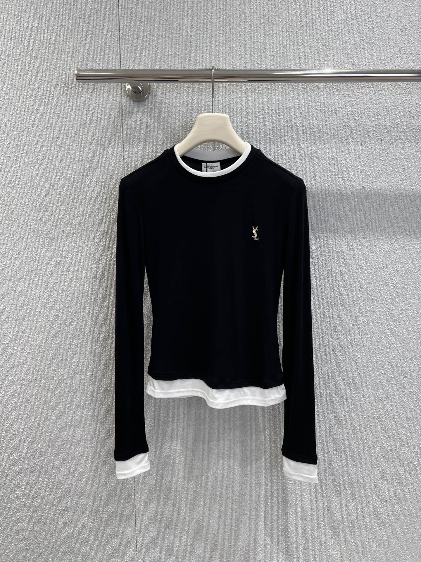 NO:535916,Supports replacement of Saint laur*nt 25Fw autumn and winter new style, contrasting color fake two-piece long-sleeved base T-shirt丨Exclusive high-end production!  Select skin-friendly and soft high-stitch fabric, close to the body, not tight, comfortable and textured; the contrasting color fake two-piece design hides clever ideas, the inner white edge naturally extends from the neckline, cuffs to the hem, breaking the monotony while injecting a casual and unrestrained French style into the layered shape. The iconic metal logo is low-key on the chest, hiding the brand's luxury genes between the details and wrinkles. S/M/L real-life details pictures are available in stock, saint laurent,tees, t-shirt, alexander wang19860909支持换款Saint laur*nt 25Fw秋冬新款 撞色假两件长袖打底T恤衫丨独家高版出品！甄选亲肤柔糯的高支面料,贴身不紧绷,舒适与质感双在线；撞色假两件设计暗藏巧思,内层白边从领口、袖口到下摆自然延伸,打破单调的同时,为叠穿造型注入随性不羁的法式格调.标志性金属徽标于胸前低调点睛,将品牌的奢华基因藏于细节褶皱之间.现货发售S/M/L实拍细节图,,saint laurent,tees，t-shirt,alexander wang,Women's clothing