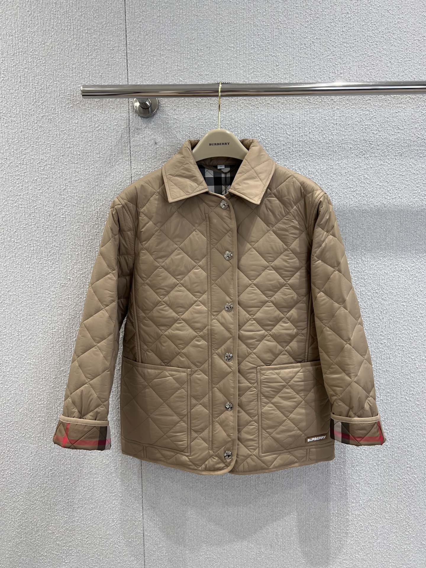 NO:534833,Support replacement Burb*rry 25FW autumn and winter new style, classic diamond cotton jacket | Exclusive yb development!  High-end production!  With the century-old plaid gene and innovative silhouette design, the preference of minimalism, classic plaids are exposed on the inner side of the cuffs, and brand recognition is revealed in every move, injecting British retro accent into the overall shape; large-size pockets are not only the highlight of the shape, but also enhance daily practicality, and casually insert the pocket to show off their style. They can be salty and sweet, unlocking the dual style of cool and elegant; S/M/L real-life details pictures on sale, burberry, jackets & coats, alexander wang19860909支持换款 Burb*rry 25FW秋冬新款 经典菱格棉服外套丨独家yb开发！高版出品！以百年格纹基因与创新廓形设计,极简主义的偏爱,袖口内侧露出经典格纹,举手投足间流露品牌辨识度,为整体造型注入英伦复古腔调；大尺寸口袋,不仅是造型亮点,更强化日常实用性,随性插兜便显率性风格.可盐可甜,解锁酷飒与优雅的双重风格；现货发售S/M/L实拍细节图,,burberry,jackets & coats,alexander wang,Women's clothing