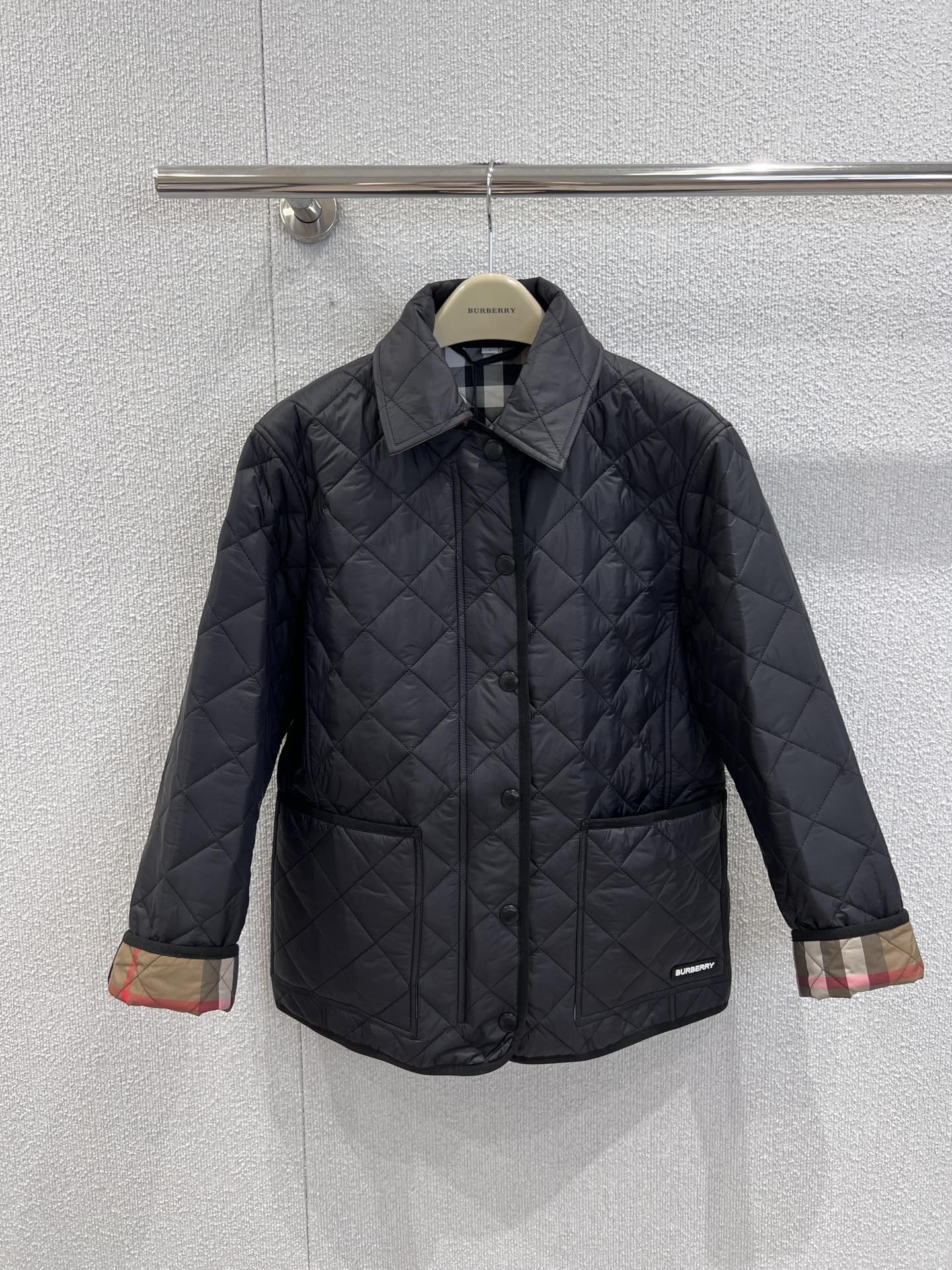 NO:534841,Support replacement Burb*rry 25FW autumn and winter new style, classic diamond cotton jacket | Exclusive yb development!  High-end production!  With the century-old plaid gene and innovative silhouette design, the preference of minimalism, classic plaids are exposed on the inner side of the cuffs, and brand recognition is revealed in every move, injecting British retro accent into the overall shape; large-size pockets are not only the highlight of the shape, but also enhance daily practicality, and casually insert the pocket to show off their style. They can be salty and sweet, unlock the dual style of cool and elegant; S/M/L real-life details pictures on sale, burberry, jackets & coats, alexander wang19860909支持换款 Burb*rry 25FW秋冬新款 经典菱格棉服外套丨独家yb开发！高版出品！以百年格纹基因与创新廓形设计,极简主义的偏爱,袖口内侧露出经典格纹,举手投足间流露品牌辨识度,为整体造型注入英伦复古腔调；大尺寸口袋,不仅是造型亮点,更强化日常实用性,随性插兜便显率性风格.可盐可甜,解锁酷飒与优雅的双重风格；现货发售S/M/L实拍细节图,,burberry,jackets & coats,alexander wang,Women's clothing