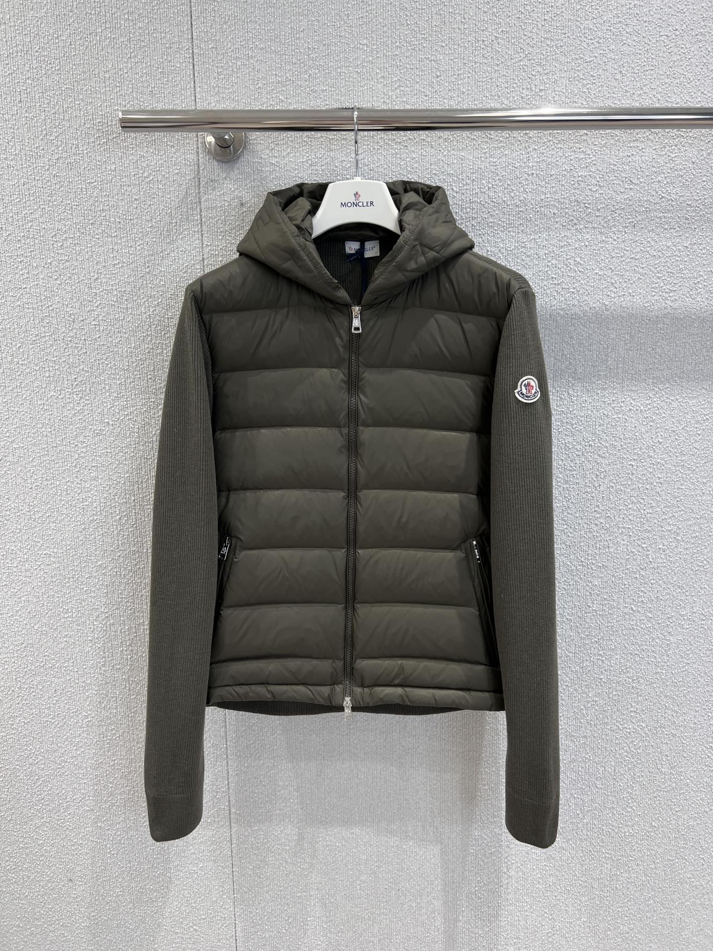 NO:535924,With dust bag Mon*ler 25Fw autumn and winter new style, lightweight knitted spliced ​​hooded zipper down jacket jacket | Exclusive yb development!  High-end production!  Select high fluffy down filling, light as if nothing is in the world but full of warmth; the splicing of knitted sleeves and down jackets is both soft and skin-friendly, and the strength of down locking, allowing the bloated feeling of layered out. The hooded design hides quilting details, the zipper is smooth and neat, and the classic brand logo shows the identity style in the sleeves. S/M/L real-life details pictures are available in stock, Jackets & coats, down jacket, hats, alexander wang19860909配防尘袋 Mon*ler 25Fw秋冬新款 轻薄针织拼接连帽拉链羽绒服外套丨独家yb开发！高版出品！甄选高蓬松度羽绒填充,轻若无物却暖意满格；针织袖身与羽绒衣身的拼接巧思,既有针织的柔糯亲肤,又具羽绒的锁温实力,让层叠穿搭的臃肿感彻底退场.连帽设计暗藏绗缝细节,拉链顺滑利落,经典品牌标识在袖间低调彰显身份格调.现货发售S/M/L实拍细节图,,jackets & coats,down jacket,hats,alexander wang,Women's clothing