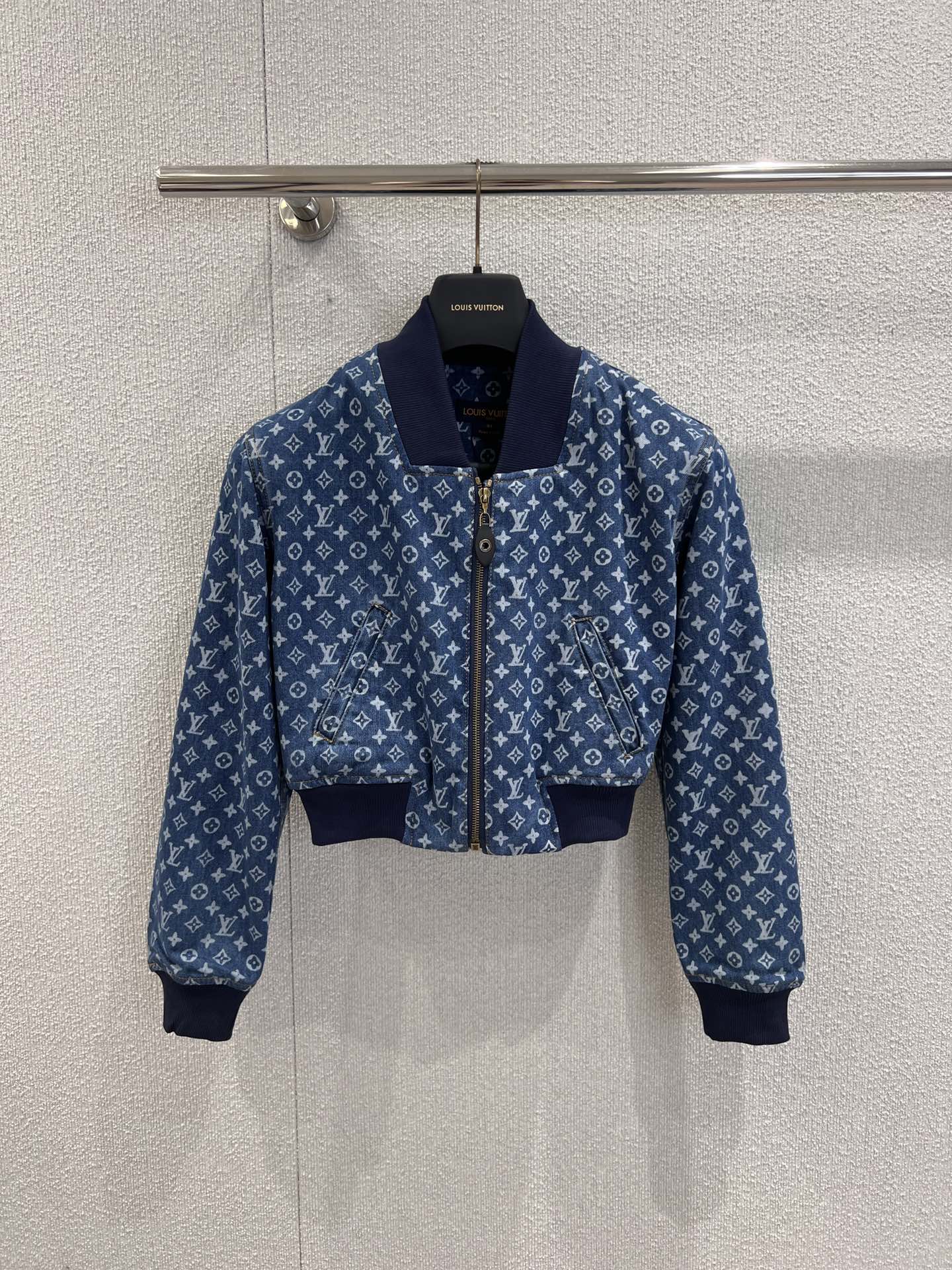 NO:534817,Support replacement Louis Vuitt*n 25Fw early autumn new model laser printed denim short jacket | Exclusive yb development!  High-end production!  The short waist design is sweet and salty, and the upper body is so exciting!  Customized pure cotton rib splicing, the classic style is not picky and versatile and fashionable!  Super slim on the upper body!  Highly recommended single items, real-life details of S/M/L on sale, louis vuitton, jackets & coats, jackets & coats, alexander wang19860909支持换款 Louis Vuitt*n 25Fw早秋新款 激光印花牛仔短款夹克外套丨独家yb开发！高版出品！小蛮腰短款设计可甜可盐上身A爆啦！定制纯棉罗纹拼接,经典版型不挑人百搭又时髦！上身超显瘦！强烈推荐单品,现货发售S/M/L实拍细节图,,louis vuitton,jackets & coats,jackets & coats,alexander wang,Women's clothing