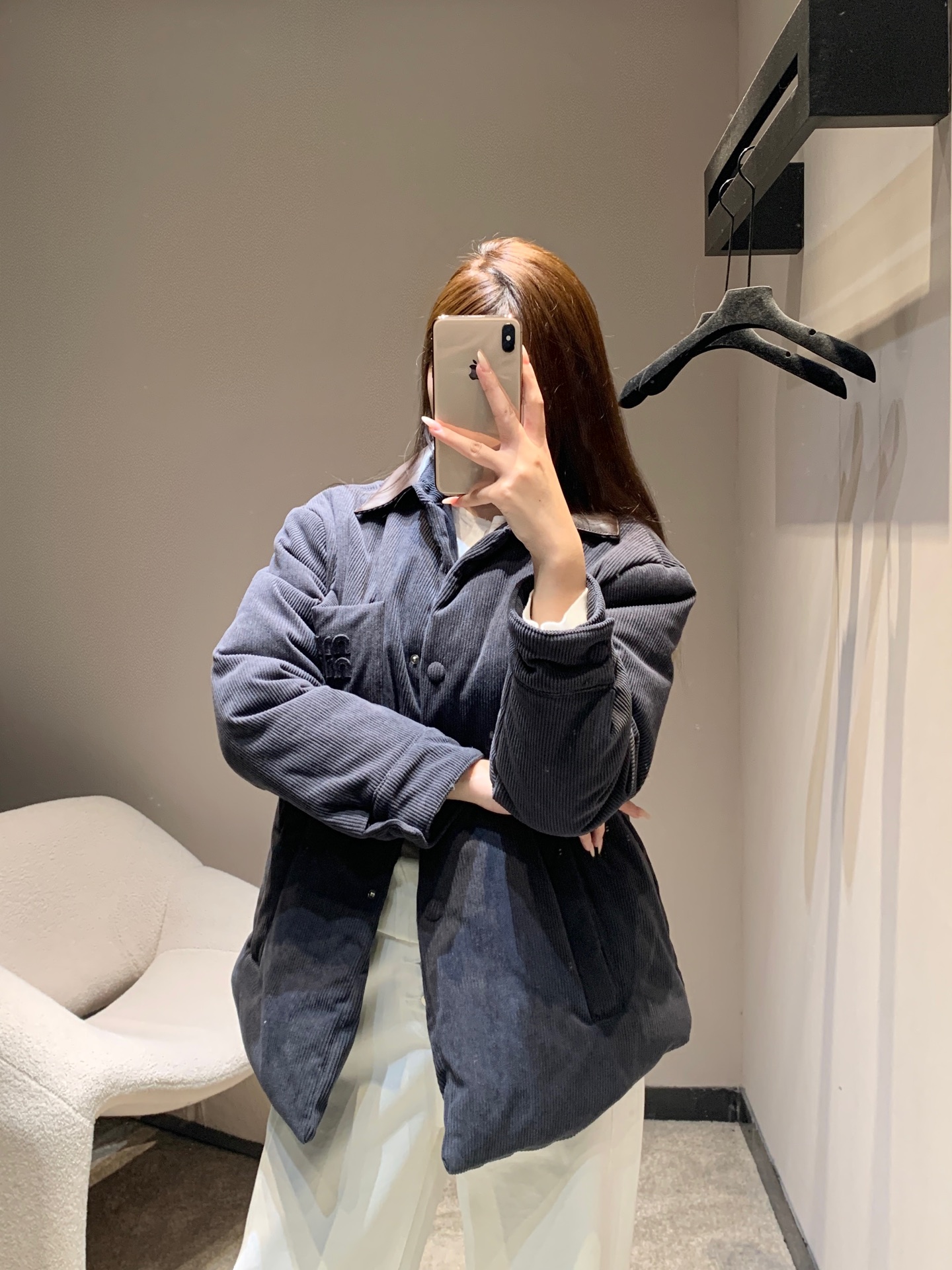 NO:535938,Miumi* 25Fw autumn and winter new style, leather collar, shoulder-drop single-breasted loose cotton jacket丨Exclusive high-end production!  Select retro texture corduroy fabric, soft and glutinous texture hides a casual tone; leather lapels collide with corduroy body, sweet contrast is full, single-breasted design and shoulder-falling tailoring release the lazy aura, the three-dimensional embroidered logo on the chest highlights the brand genes in the details. The loose style accommodates all kinds of figures, whether it is a lace skirt with sweet and cool girlish style, or layered white T-shirts with jeans to play with retro street feeling, you can accurately hit the 'perverse and fashionable' style node. S/M/L on sale in stock, miumiu, skirts, jeans, jackets & coats, alexander wang19860909Miumi* 25Fw秋冬新款 皮领落肩单排扣宽松棉服外套丨独家高版出品！甄选复古质感的灯芯绒面料,软糯肌理里藏着随性腔调；皮质翻领碰撞灯芯绒衣身,甜酷反差感拉满,单排扣设计与落肩剪裁释放慵懒气场,胸前立体刺绣徽标于细节处彰显品牌基因.宽松版型包容各种身形,不管是内搭蕾丝裙走甜酷少女风,还是叠穿白T配牛仔裤玩复古街头感,都能精准踩中“乖张又时髦”的风格节点.现货发售S/M/L,,miumiu,skirts,jeans,jackets & coats,alexander wang,Women's clothing