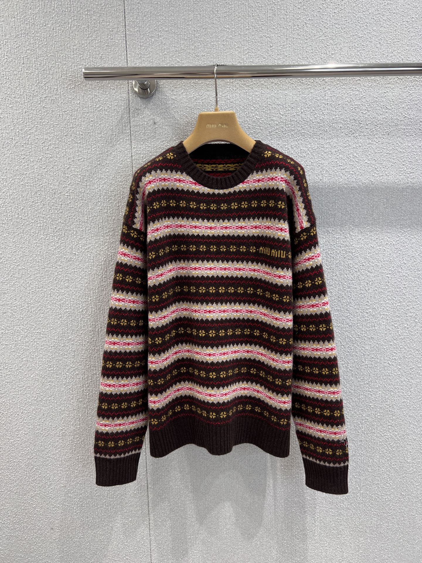 NO:534847,Support replacement Miumi* 25FW autumn and winter new style Fair Island retro contrasting jacquard knitted sweater丨Exclusive yb development!  High-end production!  Tracing the traditional knitting process in Fair Island, Scotland, the sweater uses multi-layer contrasting jacquard to present retro patterns with dark brown background colors intertwined with crimson, beige and warm gold lines. The fine floral shapes are laid out like retro lace. The loose shoulder design is suitable for various figures. The style boundaries of autumn and winter knitting are redefined with retro patterns, sweet and cool silhouettes and diverse dressing. It is not only a sweater, but also a style weapon for girls to fight against mediocrity and embrace retro romance. S/M/L real-life details pictures are available in stock, miumiu, sweaters, alexander wang19860909支持换款 Miumi* 25FW秋冬新款 费尔岛复古撞色提花针织毛衣丨独家yb开发！高版出品！溯源苏格兰费尔岛传统针织工艺,毛衣以多层撞色提花呈现复古纹样深棕底色交织绯红、米白、暖金线条,细碎花型如复古蕾丝般铺陈,宽松落肩设计适配各种身材,以复古纹样、甜酷廓形与多元穿搭性,重新定义秋冬针织的风格边界.它不止是一件毛衣,更是少女们对抗平庸、拥抱复古浪漫的风格武器.现货发售S/M/L实拍细节图,,miumiu,sweaters,alexander wang,Women's clothing