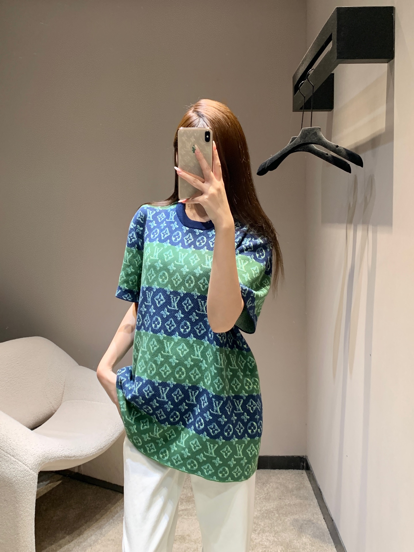 NO:534832,Louis Vuitto* 25Fw early autumn new style old-fashioned striped short-sleeved round neck T-shirt | Exclusive yb development!  High-end production!  The same style of men and women adopts three-dimensional jacquard technology, with dark blue and emerald green stripes alternately, breaking the dullness of presbyopia, with short sleeves falling shoulders + slightly loose body, which is very inclusive to the figure. It is not stuffy when worn alone in early autumn, and layering it with inner layer can also support the styling level, both practicality and aesthetics. S/M/L is available in stock, louis vuitton, T-shirt,tees, t-shirt,alexander wang19860909Louis Vuitto* 25Fw早秋新款 老花条纹短袖圆领T恤丨独家yb开发！高版出品！男女同款 采用立体提花工艺,深蓝与翠绿条纹交替呈现,打破老花的沉闷感,落肩短袖+微宽松衣身,对身材包容性极强,早秋单穿不闷热,叠穿做内搭也能撑起造型层次,实用性与美观性兼备.现货发售S/M/L,,louis vuitton,T-shirt,tees，t-shirt,alexander wang,Women's clothing