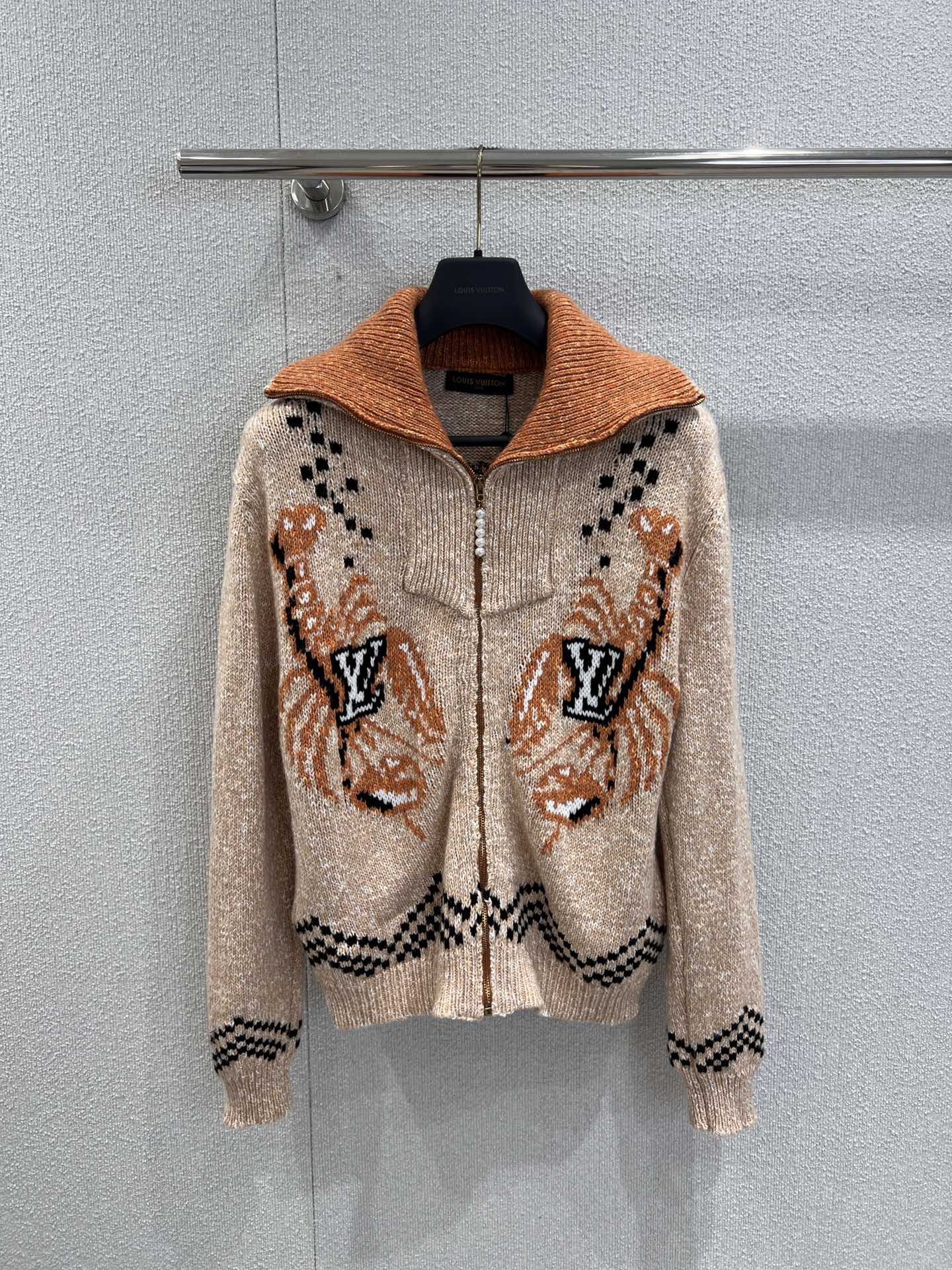 NO:534877,Support replacement Louis Vuitto* 25FWNigo co-branded series new style Zipper knitted waist jacket jacket | Exclusive yb development!  High-end production!  The same style for men and women!  The knitted fabric with mixed color of rice and brown tones is made of a collide with a warm orange lapel to form a visual focus. The front is implanted with a vintage pattern jacquard with donkey logo, and the back is embroidered with geometric totem and artistic letter embroidery echo Nigo's street aesthetics. The full zipper design is matched with the details of the waist, creating a layered and neat sense in the loose silhouette. It can be worn alone to show the recognition of the joint name, and can also be layered to suit the diverse styles of autumn and winter. S/M/L real-life details pictures are available in stock, louis vuitton, louis vuitton, louis vuitton, jackets & coats, jackets & coats, alexander wang19860909支持换款 Louis Vuitto* 25FWNigo联名系列新款 拉链针织束腰夹克外套丨独家yb开发！高版出品！男女同款！采用米棕主调混色针织面料,碰撞暖橙翻领形成视觉焦点,正面植入带有驴家标识的复古花纹提花,背面则以几何图腾与艺术感字母刺绣呼应Nigo的街头美学.全拉链设计搭配束腰细节,在宽松廓形中塑造层次利落感,既可单穿彰显联名辨识度,又能叠穿适配秋冬多元造型.现货发售S/M/L实拍细节图,,louis vuitton,louis vuitton,louis vuitton,jackets & coats,jackets & coats,alexander wang,Women's clothing