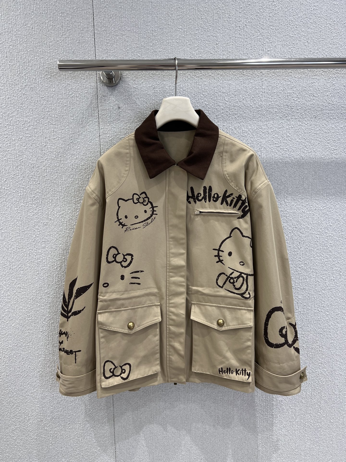 NO:534865,Support replacement REV*N 25Fw early autumn new style Hello Kitty co-branded Bane style graffiti jacket丨Exclusive high-end production!  The main color of khaki, paired with cocoa brown contrast lapel, combines the retro work style of Bane style and the fun age-reducing design of Hello Kitty graffiti. The jacket adopts a loose style, embellished with bronze buttons and invisible drawstrings, the details are full of street art, and the practicality of workwear style (such as large pocket design). The material takes into account the texture and wearing experience, and is the preferred choice for sweet and cool style lovers to create layered outfits in autumn. It can not only highlight individuality when worn alone, but also layer it to adapt to different temperature scenes. S/M/L real-life details pictures are available in stock, Jackets & coats, alexander wang19860909支持换款 REV*N 25Fw早秋新款 Hello Kitty联名巴恩风涂鸦样式外套丨独家高版出品！以卡其色为主色调,搭配可可棕撞色翻领,融合了巴恩风的复古工装感与Hello Kitty涂鸦的趣味减龄设计.外套采用宽松版型,点缀古铜色纽扣与隐形抽绳,细节处充满街头艺术感,同时具备工装风的实用性（如大口袋设计）.材质上兼顾质感与穿着体验,是甜酷风格爱好者在秋季打造层次穿搭的优选,既能单穿凸显个性,也可叠穿适配不同温度场景.现货发售S/M/L实拍细节图,,jackets & coats,alexander wang,Women's clothing