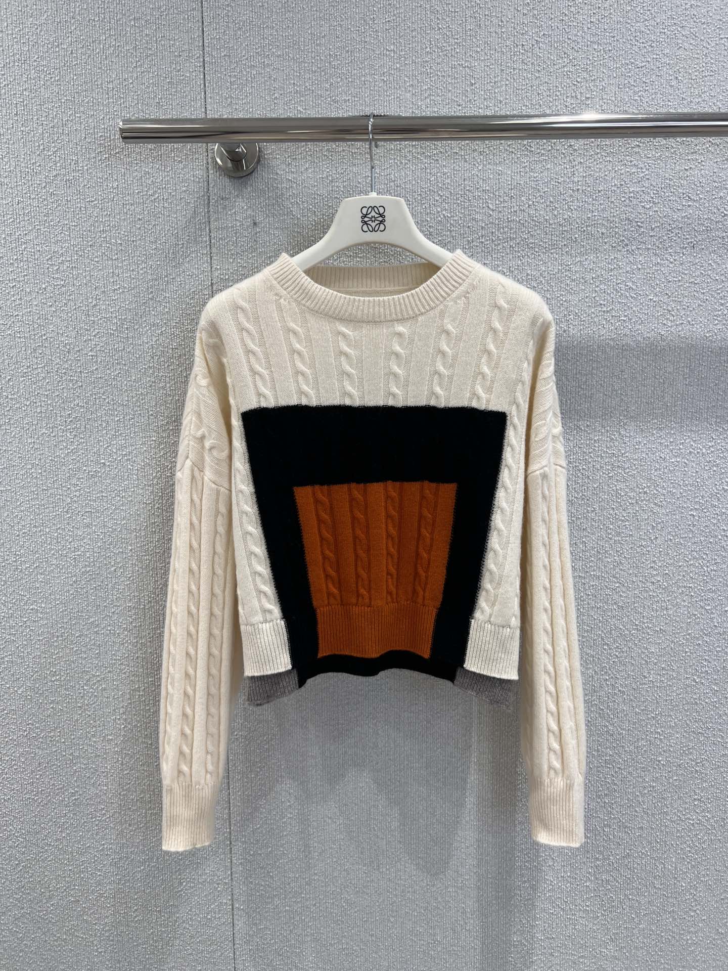 NO:534889,Support replacement Loew* 25FW autumn and winter new style wool round neck pullover sweater | Exclusive yb development!  High-end production!  Selected delicate wool fabrics, woven with retro crimping technology, beige base collides black and orange geometric blocks, forming a strong visual focus, which is not only a continuation of the brand's minimalist style, but also injects an avant-garde sense of artistic installation. The loose round neck style is compatible with diverse matching scenes - matched with light coffee wide-leg pants, such as urban intellectual pictorials; mix and match brown leather skirts and retro Mary Jade shoes, showing the French laziness between sweet and cool balance; it can even be used as a layered inner layer to add layered details to the coat shape. S/M/L real shot details pictures are available in stock, loewe, mary jane, skirts, sweaters, alexander wang19860909支持换款 Loew* 25FW秋冬新款 羊毛圆领套头毛衣丨独家yb开发！高版出品！精选细腻羊毛面料,采用复古绞花工艺编织,米白基底碰撞黑、橙几何色块,形成强烈视觉焦点,既是对品牌极简风格的延续,又注入了艺术装置般的先锋感.宽松圆领版型兼容多元搭配场景——搭配浅咖阔腿裤,如都市知性画报；混搭棕色皮裙与复古玛丽珍鞋,甜酷平衡间尽展法式慵懒；甚至可作为叠穿内搭,为大衣造型增添层次细节.现货发售S/M/L实拍细节图,,loewe,mary jane,skirts,sweaters,alexander wang,Women's clothing
