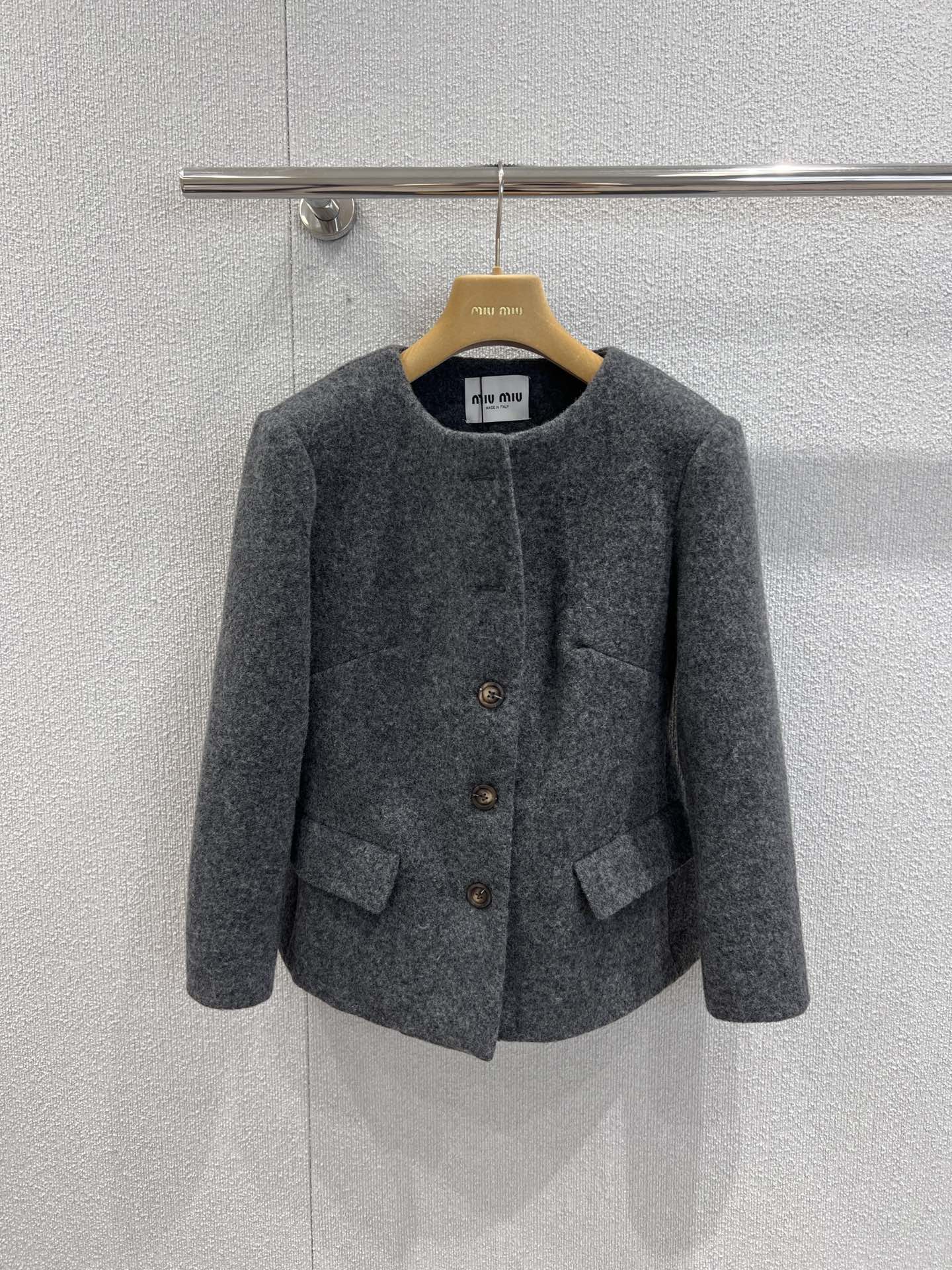 NO:534867,Skirt, jacket supports replacement, MiuMi* 25FW autumn and winter new style, Grey gray waist-hugging wool jacket + skirt suit丨Exclusive yb development!  High-end production!  High-end wool woolen fabric, Grey gray comes with a retro filter, a round-neck jacket with waist-cutting, and a retro puff sleeve design replicates the romance of French girls. The waist-closing lines accurately outline the waist curve, combining retro elegance with girly charm just right; the buttons are arranged in an asymmetrical placket, breaking the conventional design details, the skirt is knee-length A-shaped style, and the matching with the top is the same fabric and color, which enhances the overall sense of the suit. The slightly flickering curve of the skirt during walking is injected into the retro style. S/M/L real-life details pictures are available in stock, miumiu, skirts, jackets & coats, alexander wang19860909半裙 外套支持换款 MiuMi* 25FW秋冬新款 格雷系灰色收腰羊毛呢外套+半裙套装丨独家yb开发！高版出品！采用高级羊毛呢面料,格雷系灰色自带复古滤镜,收腰剪裁的圆领外套,复古泡泡袖设计复刻了法式少女的浪漫,收腰线条则精准勾勒出腰肢曲线,将复古优雅与少女娇俏糅合得恰到好处；纽扣排列成不对称门襟,打破常规的设计细节,半裙为及膝A字版型,与上衣同面料同色系的搭配,强化了套装的整体感,行走间裙摆的微喇弧度,又为复古风注入了灵动气息.现货发售S/M/L实拍细节图,,miumiu,skirts,jackets & coats,alexander wang,Women's clothing