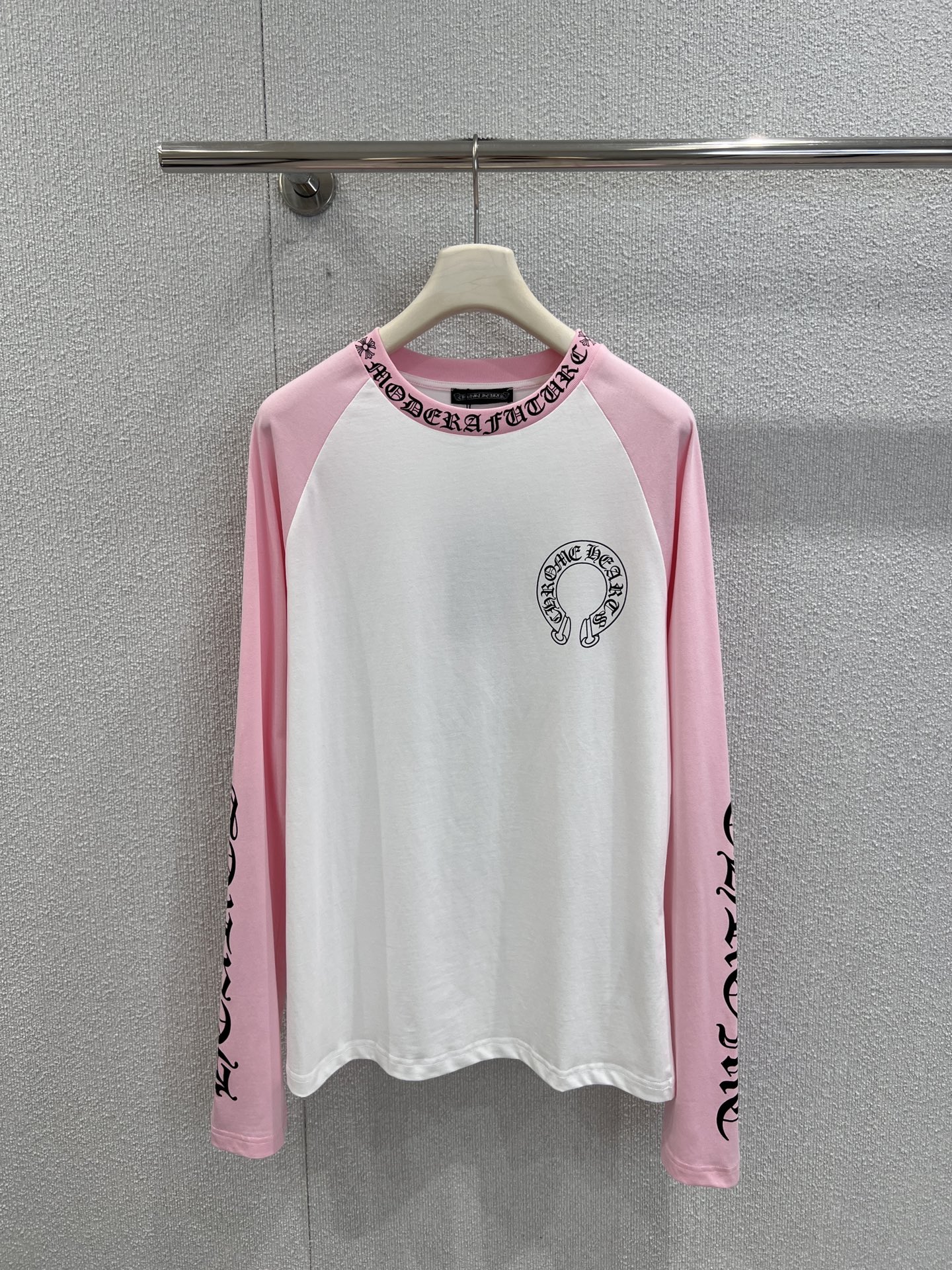 NO:535901,Supports replacement Chorme heart* 25Fw early autumn new style Sanskrit printed contrasting color round neck long-sleeved T-shirt丨Exclusive high-end production!  Use comfortable and skin-friendly cotton fabrics, black and white, pink and white contrast combinations to attract attention. The round neck style is classic and versatile, and the long-sleeved design is suitable for the cool climate of early autumn. The Sanskrit horseshoe print on the chest and behind is the identity of Croxin. The Sanskrit webbing/print details on the sleeves and arms and necklines are implemented to the end. The contrasting sleeves add a casual street tone. The details of S/M/L are on sale in stock, chrome hearts, tees, t-shirt, alexander wang19860909支持换款Chorme heart* 25Fw早秋新款 梵文印花撞色圆领长袖T恤丨独家高版出品！采用舒适亲肤的棉质面料,黑白、粉白等撞色组合大胆吸睛,圆领版型经典百搭,长袖设计适配早秋微凉气候.胸前与背后的梵文马蹄印花是克罗心的身份标识,袖臂与领口的梵文织带/印花细节,将品牌的哥特式潮酷风格贯彻到底,撞色拼接的袖型更添街头随性腔调.现货发售S/M/L实拍细节图,,chrome hearts,tees，t-shirt,alexander wang,Women's clothing