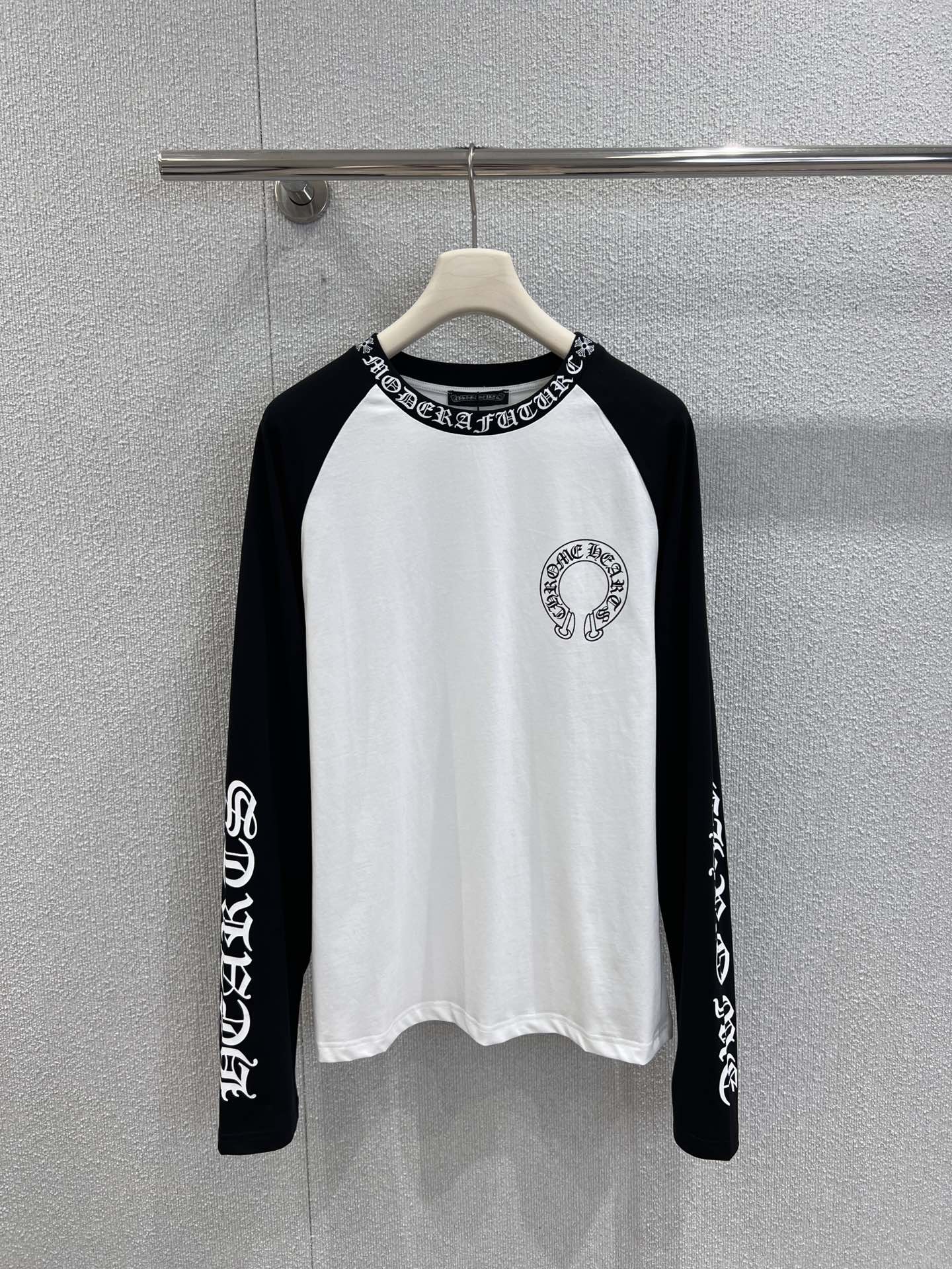 NO:535906,Supports replacement Chorme heart* 25Fw early autumn new style Sanskrit printed contrasting color round neck long-sleeved T-shirt丨Exclusive high-end production!  Use comfortable and skin-friendly cotton fabrics, black and white, pink and white contrast combinations to attract attention. The round neck style is classic and versatile, and the long-sleeved design is suitable for the cool climate in early autumn. The Sanskrit horseshoe print on the chest and behind is the identity of Croxin. The Sanskrit webbing/print details on the sleeves and arms and necklines are implemented to the end. The contrasting sleeves add a casual street tone. The details of S/M/L are on sale in stock, chrome hearts, tees, t-shirt, alexander wang19860909支持换款Chorme heart* 25Fw早秋新款 梵文印花撞色圆领长袖T恤丨独家高版出品！采用舒适亲肤的棉质面料,黑白、粉白等撞色组合大胆吸睛,圆领版型经典百搭,长袖设计适配早秋微凉气候.胸前与背后的梵文马蹄印花是克罗心的身份标识,袖臂与领口的梵文织带/印花细节,将品牌的哥特式潮酷风格贯彻到底,撞色拼接的袖型更添街头随性腔调.现货发售S/M/L实拍细节图,,chrome hearts,tees，t-shirt,alexander wang,Women's clothing