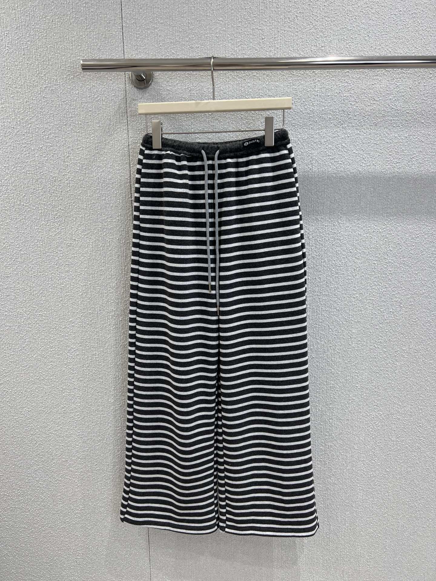 NO:536708,Support replacement MaisonMargi*la 25Fw early autumn new style letter printed bar striped casual trousers | Exclusive high-end production!  It uses soft and skin-friendly fabrics, with a full drape and a flowing aura when walking. Whether it is paired with a short waist-exposed top to go hot girl style or a floral sweater to go gentle, it can be held perfectly. The elastic waist + drawstring design is comfortable and not picky about the body. The daily relaxation of going out on the street or at home, and a pair of pants are all done, making every outfit in early autumn full of texture and tone. S/M/L real-life details pictures are available on sale, alexander wang19860909支持换款 MaisonMargi*la 25Fw早秋新款 字母印花杠条纹休闲长裤丨独家高版出品！采用柔软亲肤的面料,垂坠感拉满,行走间自带飘逸气场,无论是搭配短款露腰上衣走辣妹风,还是适配花卉针织衫走温柔路线,它都能完美hold住.松紧腰+抽绳设计,舒适不挑身形,日常出街或居家松弛感,一条裤子全搞定,让你在早秋的每一次穿搭都充满质感与腔调.现货发售S/M/L实拍细节图,,alexander wang,Women's clothing