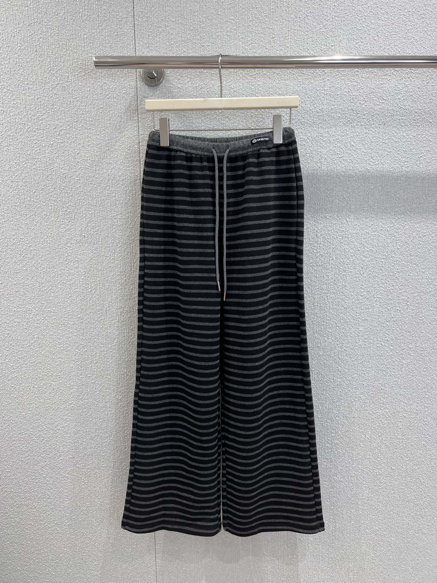 NO:536717,Support replacement MaisonMargi*la 25Fw early autumn new style letter printed bar striped casual trousers | Exclusive high-end production!  It uses soft and skin-friendly fabrics, with a full drape and a flowing aura when walking. Whether it is paired with a short waist-exposed top to go hot girl style or a floral sweater to go gentle, it can be held perfectly. The elastic waist + drawstring design is comfortable and not picky about the body. The daily relaxation of going out on the street or at home, and a pair of pants are all done, making every outfit in early autumn full of texture and tone. S/M/L real-life details pictures are available on sale, alexander wang19860909支持换款 MaisonMargi*la 25Fw早秋新款 字母印花杠条纹休闲长裤丨独家高版出品！采用柔软亲肤的面料,垂坠感拉满,行走间自带飘逸气场,无论是搭配短款露腰上衣走辣妹风,还是适配花卉针织衫走温柔路线,它都能完美hold住.松紧腰+抽绳设计,舒适不挑身形,日常出街或居家松弛感,一条裤子全搞定,让你在早秋的每一次穿搭都充满质感与腔调.现货发售S/M/L实拍细节图,,alexander wang,Women's clothing