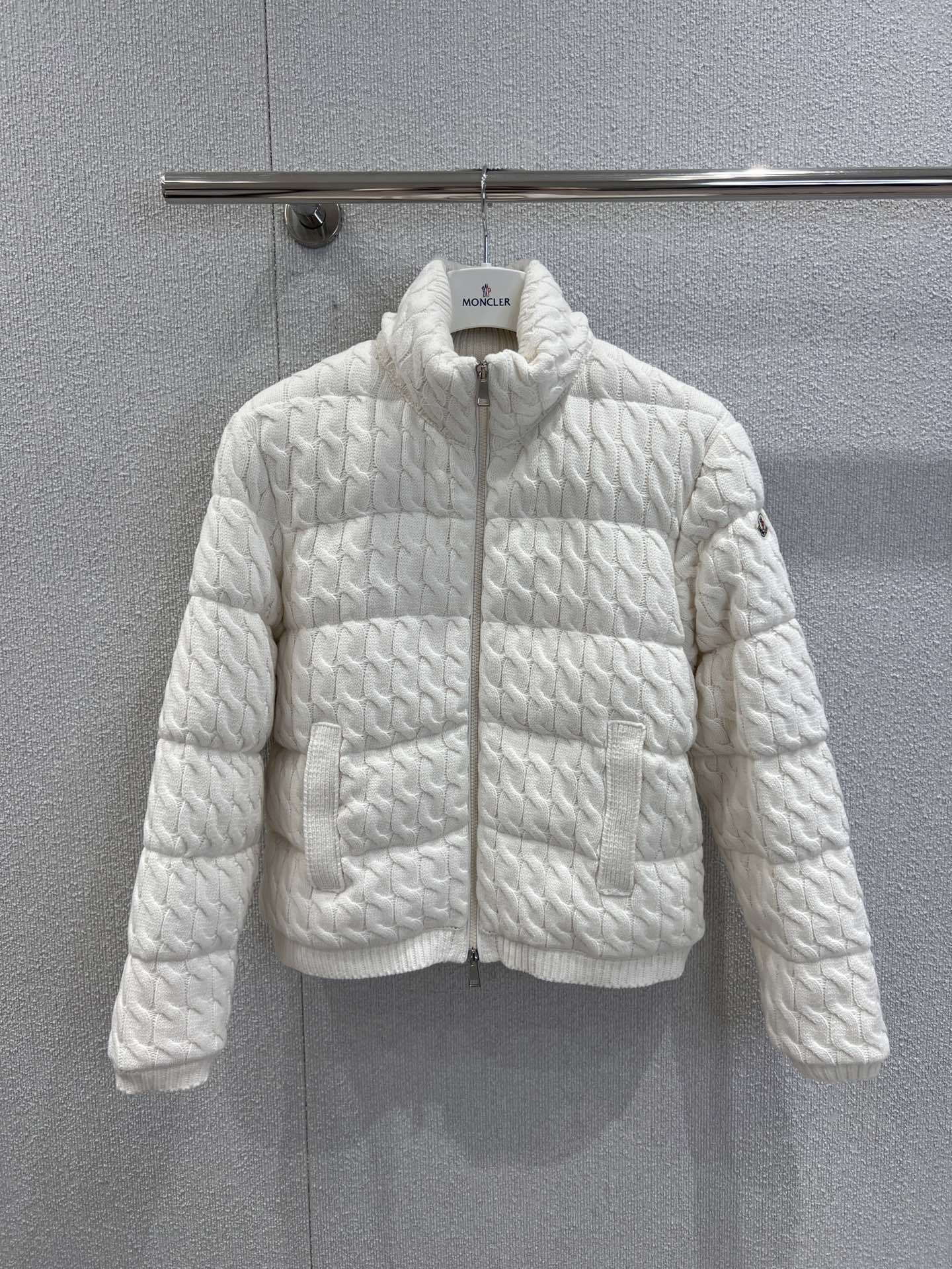 NO:535856,With dust bag Moncle* 25Fw autumn and winter new style, stand-up collar spliced ​​down jacket | Exclusive yb development!  High-end production!  The innovative knitted texture splicing down filling process is adopted, the off-white tone is pure and high-end, and the knitted rope texture gives the down jacket a sweater-like soft texture, breaking the heavy stereotype of traditional down. The stand-up collar design is neat and windproof, the zipper opening and closing is convenient and practical, and the pockets on both sides are functional and decorative, and the details show the brand's precise control of outdoor aesthetics. S/M/L real-life details pictures are available in stock, Jackets & coats, sweaters, down jacket, alexander wang19860909配防尘袋 Moncle* 25Fw秋冬新款 立领拼接羽绒服外套丨独家yb开发！高版出品！采用创新针织纹理拼接羽绒填充工艺,米白色调纯净高级,针织的绞花肌理为羽绒服赋予了毛衣般的柔糯质感,打破了传统羽绒的厚重刻板印象.立领设计利落防风,拉链开合便捷实用,两侧口袋兼具功能性与装饰性,细节处尽显品牌对户外美学的精准把控.现货发售S/M/L实拍细节图,,jackets & coats,sweaters,down jacket,alexander wang,Women's clothing