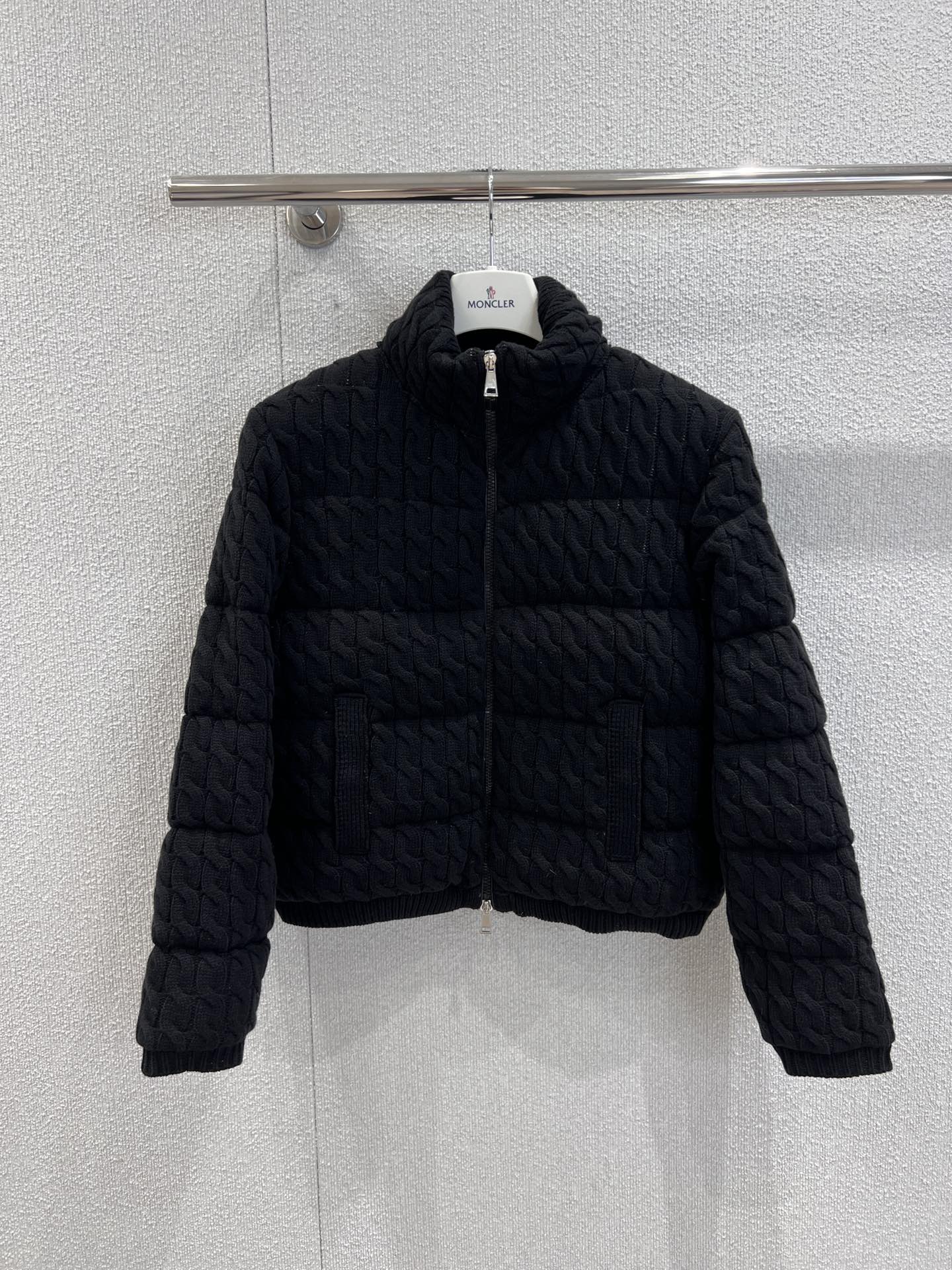 NO:535868,With dust bag Moncle* 25Fw autumn and winter new style, stand-up collar spliced ​​down jacket | Exclusive yb development!  High-end production!  The innovative knitted texture splicing down filling process is adopted, the off-white tone is pure and high-end, and the knitted rope texture gives the down jacket a sweater-like soft texture, breaking the heavy stereotype of traditional down. The stand-up collar design is neat and windproof, the zipper opening and closing is convenient and practical, and the pockets on both sides are functional and decorative, and the details show the brand's precise control of outdoor aesthetics. S/M/L real-life details pictures are available in stock, Jackets & coats, sweaters, down jacket, alexander wang19860909配防尘袋 Moncle* 25Fw秋冬新款 立领拼接羽绒服外套丨独家yb开发！高版出品！采用创新针织纹理拼接羽绒填充工艺,米白色调纯净高级,针织的绞花肌理为羽绒服赋予了毛衣般的柔糯质感,打破了传统羽绒的厚重刻板印象.立领设计利落防风,拉链开合便捷实用,两侧口袋兼具功能性与装饰性,细节处尽显品牌对户外美学的精准把控.现货发售S/M/L实拍细节图,,jackets & coats,sweaters,down jacket,alexander wang,Women's clothing