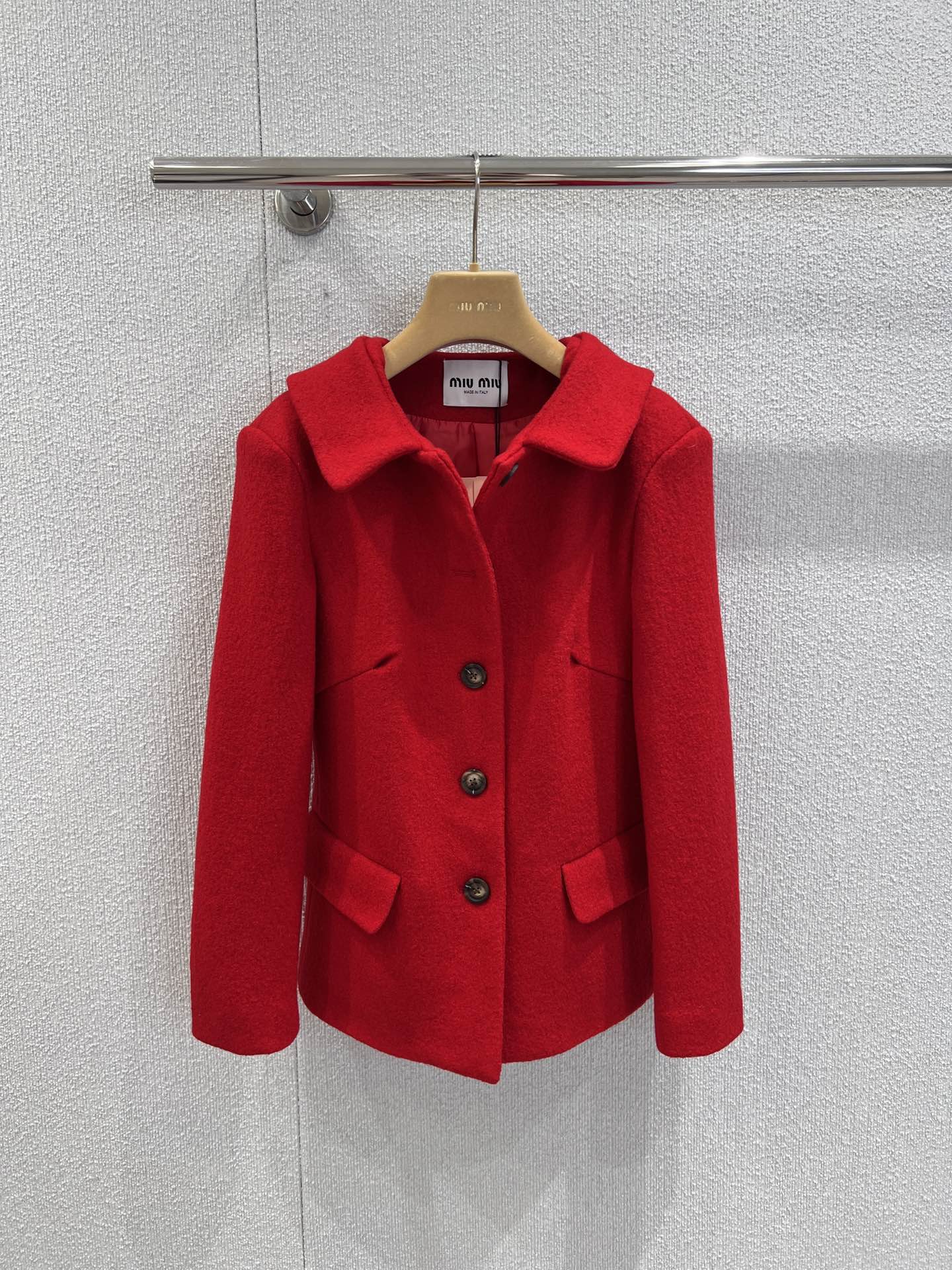 NO:535873,Jacket supports replacement MiuMi* 25FW autumn and winter new style, red wool retro suit + skirt suit | Exclusive yb development!  High-end production!  High-end wool woolen fabric is made of red tones, the large lapel design is charming and retro, the single-sided oblique button arrangement breaks the conventional symmetry, injecting Miu-style rebelliousness into the classic style; the waist-closing cut accurately outlines the waistline, and the retro silhouette of the pockets on both sides is a delicate tribute to the vintage style. The skirt is a slim mid-length style, and the same fabric and color combination as the top enhances the overall feeling of the suit. The drape curves during walking add a bit of feminine charm to the retro style. S/M/L real-life details pictures are available in stock, miumiu, skirts, jackets & coats, business suit, alexander wang19860909外套支持换款 MiuMi* 25FW秋冬新款 红色羊毛呢复古西装+半身裙套装丨独家yb开发！高版出品！选用高级羊毛呢面料,正红色调浓烈吸睛,大翻领设计娇俏又复古,单边斜襟的纽扣排列打破常规对称感,为经典版型注入Miu式叛逆；收腰剪裁精准勾勒腰线,两侧口袋的复古廓形,是对 vintage 风格的精致致敬.半裙为修身中长款,与上衣同面料同色系的搭配强化了套装的整体感,行走间的垂坠弧度,又为复古风增添了几分女性柔媚.现货发售S/M/L实拍细节图,,miumiu,skirts,jackets & coats,business suit,alexander wang,Women's clothing