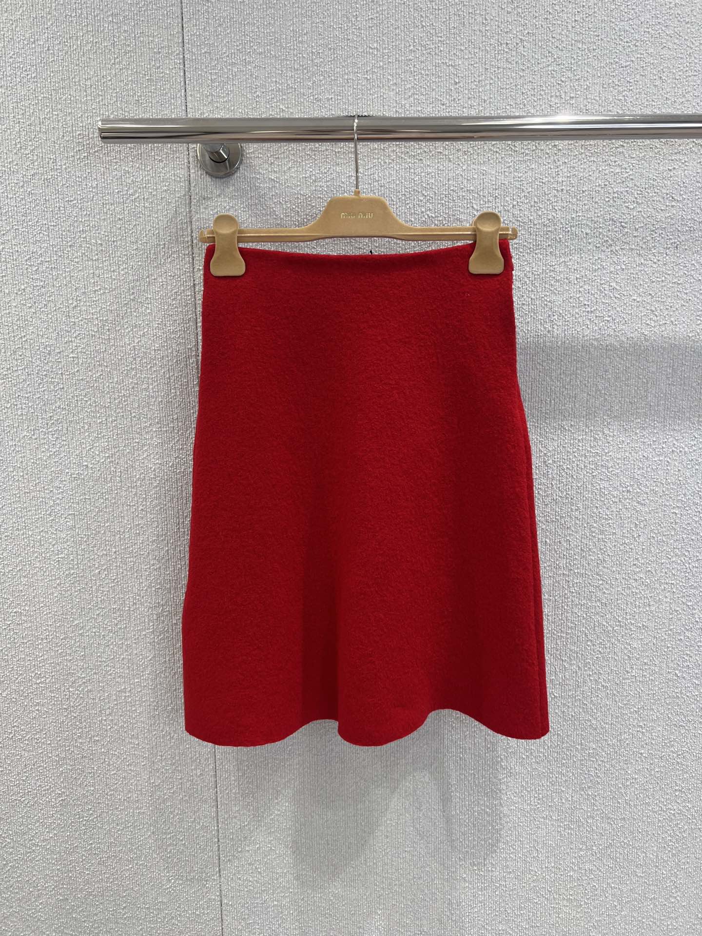 NO:535885,Skirt supports replacement MiuMi* 25FW autumn and winter new style, red wool retro suit + skirt suit | Exclusive yb development!  High-end production!  High-end wool woolen fabric is made of red tones, the large lapel design is charming and retro, the single-sided oblique button arrangement breaks the conventional symmetry, injecting Miu-style rebelliousness into the classic style; the waist-closing cut accurately outlines the waistline, and the retro silhouette of the pockets on both sides is a delicate tribute to the vintage style. The skirt is a slim mid-length style, and the same fabric and color combination as the top enhances the overall feeling of the suit. The drape curve during walking adds a bit of feminine charm to the retro style. S/M/L real-life details pictures are available in stock, miumiu, skirts, business suit, alexander wang19860909半裙支持换款 MiuMi* 25FW秋冬新款 红色羊毛呢复古西装+半身裙套装丨独家yb开发！高版出品！选用高级羊毛呢面料,正红色调浓烈吸睛,大翻领设计娇俏又复古,单边斜襟的纽扣排列打破常规对称感,为经典版型注入Miu式叛逆；收腰剪裁精准勾勒腰线,两侧口袋的复古廓形,是对 vintage 风格的精致致敬.半裙为修身中长款,与上衣同面料同色系的搭配强化了套装的整体感,行走间的垂坠弧度,又为复古风增添了几分女性柔媚.现货发售S/M/L实拍细节图,,miumiu,skirts,business suit,alexander wang,Women's clothing