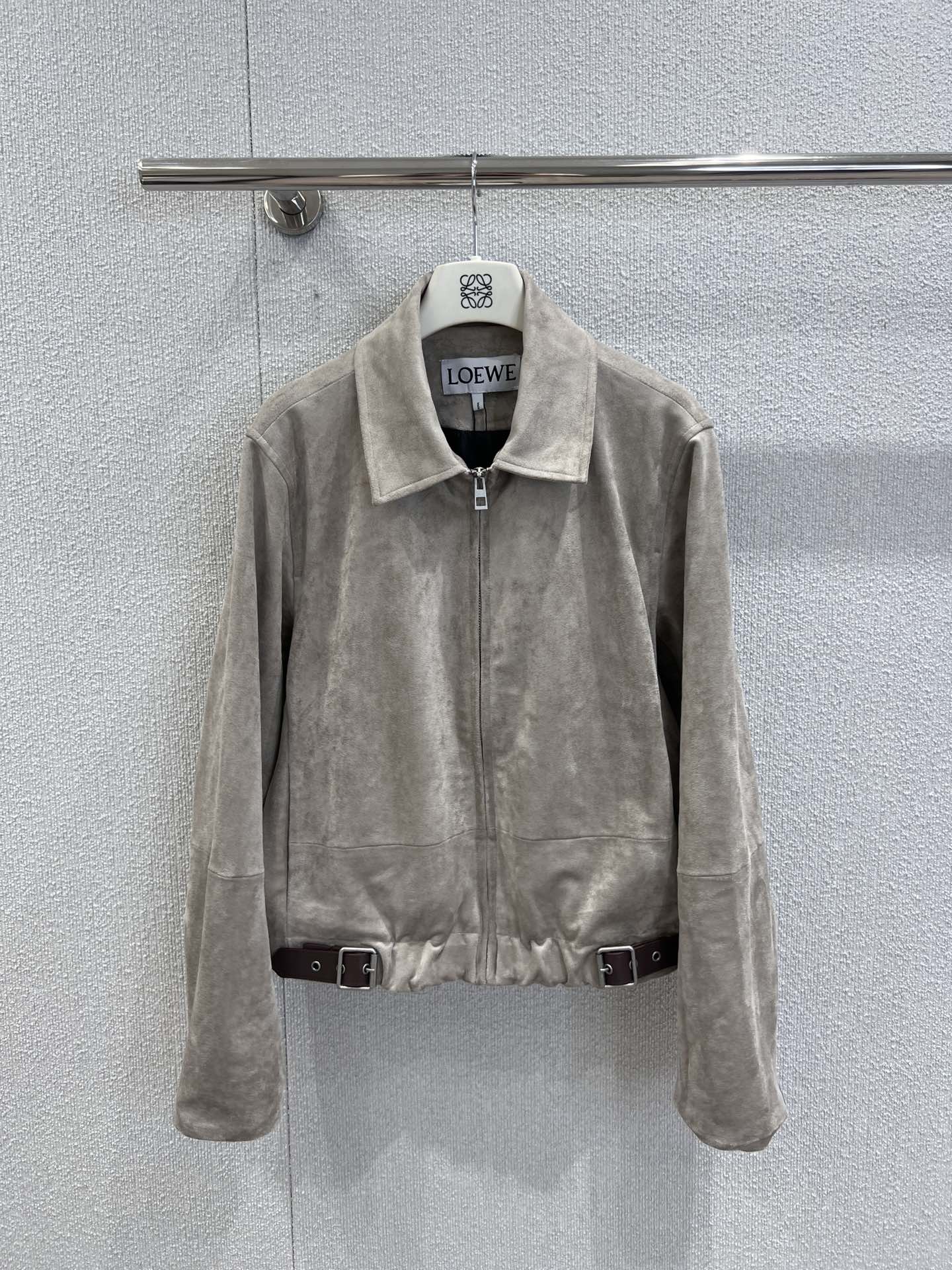 NO:534851,With dust bag Loew* 25Fw autumn and winter new style suede sheepskin belt jacket | Exclusive yb development!  High-end production!  The classic lapel design is retro and atmospheric, and the zipper is convenient and casual. The most ingenious thing is the adjustable leather belt on the hem. The cold luster of the metal buckle contrasts with the warm and softness of suede leather. It not only allows the waistline to create a capable proportion, but also injects the overall sense of workwear. The zipper details on the cuffs are even more scheming, and can be adjusted freely according to the style and occasion, so that the design sense can be quietly blooming in the details. S/M/L real-life details pictures are available in stock, loewe, jackets & coats, jackets & coats, sheepskin, alexander wang19860909配防尘袋 Loew* 25Fw秋冬新款 绒面羊皮革腰带夹克外套丨独家yb开发！高版出品！经典翻领设计复古又大气,拉链开合便捷随性.最具巧思的是下摆的可调节皮革腰带,金属扣环的冷冽光泽与绒面皮革的暖柔形成对比,既能收束腰线打造干练比例,又为整体注入了工装风的飒爽感.袖口的拉链细节更是暗藏心机,可根据穿搭风格与场合自由调节,让设计感在细节处悄然绽放.现货发售S/M/L实拍细节图,,loewe,jackets & coats,jackets & coats,sheepskin,alexander wang,Women's clothing