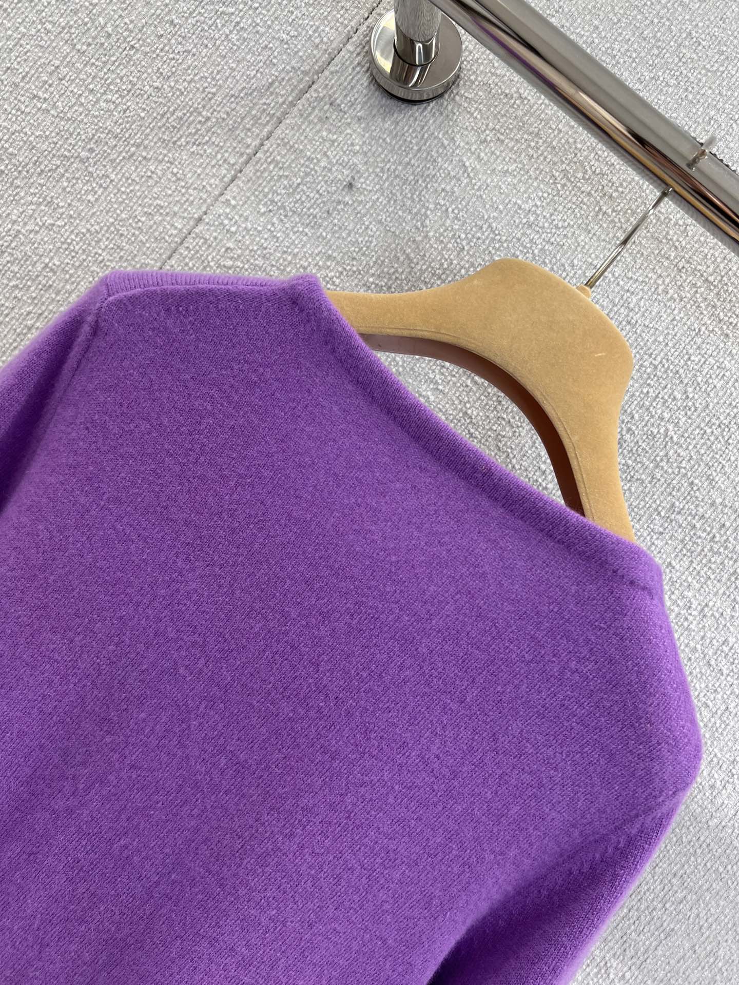 Miu Miu 2025 Fall Winter new cashmere silk blend round neck knit sweater. Exclusive development, soft touch, standout lavender purple. Available in S/M/L.-Big cat