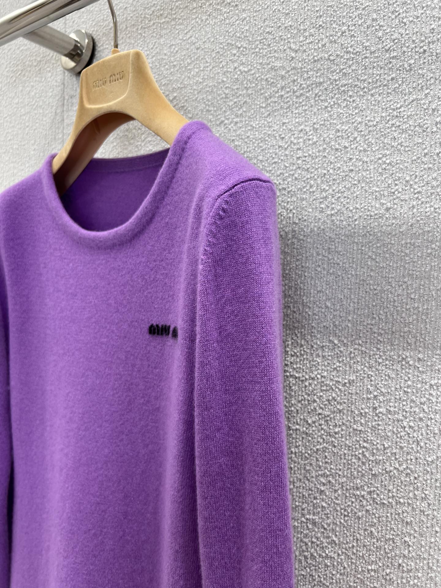 Miu Miu 2025 Fall Winter new cashmere silk blend round neck knit sweater. Exclusive development, soft touch, standout lavender purple. Available in S/M/L.-Big cat