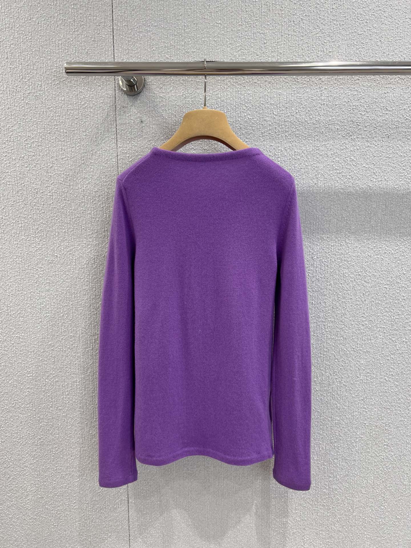 Miu Miu 2025 Fall Winter new cashmere silk blend round neck knit sweater. Exclusive development, soft touch, standout lavender purple. Available in S/M/L.-Big cat
