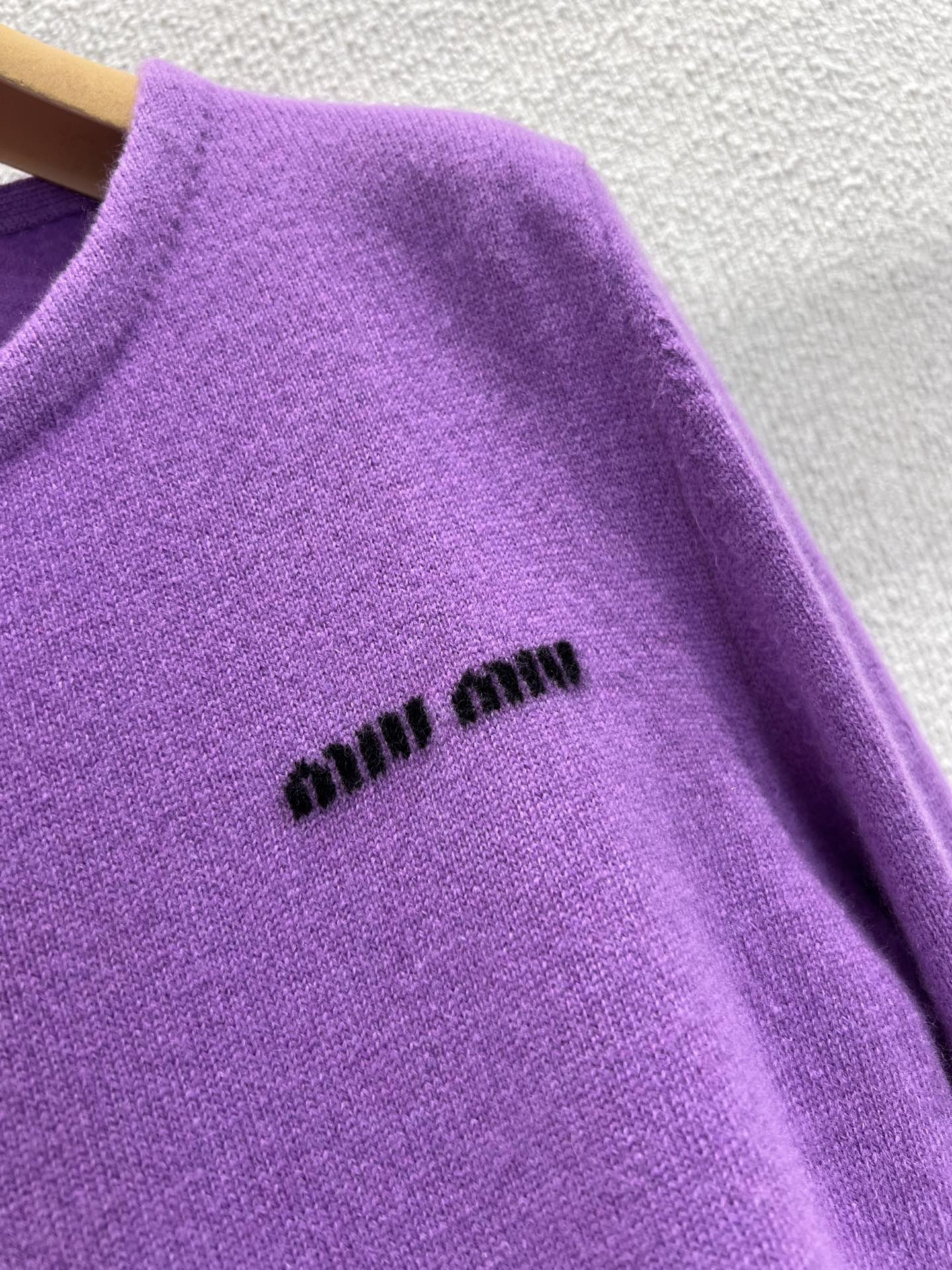 Miu Miu 2025 Fall Winter new cashmere silk blend round neck knit sweater. Exclusive development, soft touch, standout lavender purple. Available in S/M/L.-Big cat