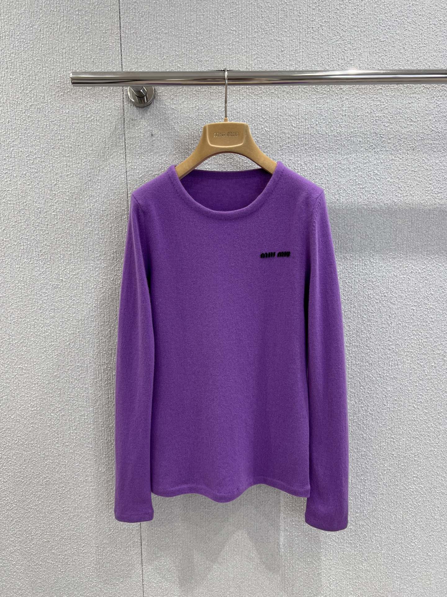 Miu Miu 2025 Fall Winter new cashmere silk blend round neck knit sweater. Exclusive development, soft touch, standout lavender purple. Available in S/M/L.-Big cat