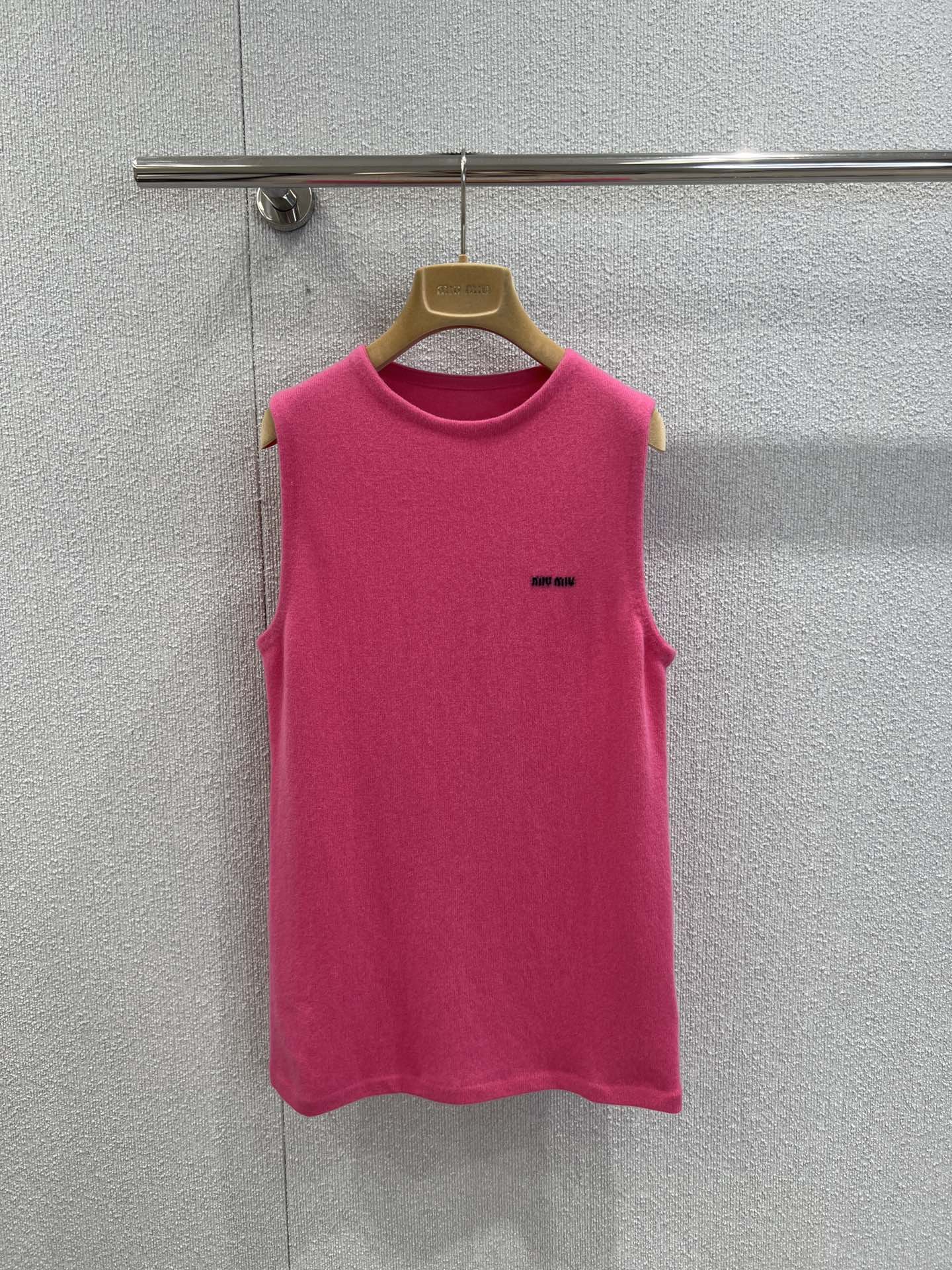 NO:534885,Support replacement MiuMi* 25FW autumn and winter new model, micro-label letter knitted vest丨Exclusive yb development!  High-end production!  The selected cashmere mulberry silk blend fabric is made with vivid and eye-catching coral pink tone, like weaving the vitality and delicacy of a girl into the body. The classic round neck + sleeveless tailoring, simple but with a trick - the exposed shoulder and arm lines inject a bit of light and sexy into the shape, and can become a highlight of the layering when layered in autumn and winter. S/M/L real shot details pictures are available in stock, miumiu, alexander wang19860909支持换款 MiuMi* 25FW秋冬新款 微标字母针织背心丨独家yb开发！高版出品！精选羊绒桑蚕丝混纺面料打造,珊瑚粉色调鲜活吸睛,如同把少女的元气与娇俏织进衣身.经典圆领+无袖剪裁,简约却藏着小心机——露出的肩臂线条,为造型注入几分轻性感,秋冬叠穿时更能成为层次亮点.现货发售S/M/L实拍细节图,,miumiu,alexander wang,Women's clothing