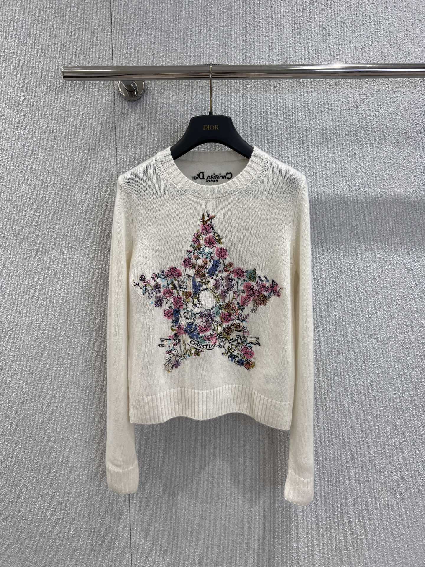 NO:534859,Support for replacement Dio* 25Fw autumn and winter new style, five-pointed star floral embroidered cashmere knitted sweater丨Exclusive yb development!  High-end production!  Selected luxurious and soft cashmere woven, milky white tone is as pure as the first snow, cashmere's unique fluffy and soft touch combines romantic flowers with the iconic five-pointed star elements, and presents a colorful scene of flowers with delicate embroidery technology, wrapping you with gentle and warmth in autumn and winter, but maintaining a neat pattern due to the exquisite weaving method, taking into account the comfort and high-end feeling. The classic round neck design is simple and atmospheric, adapted to various inner and outer wear scenes, and the details of the ribbed neckline, cuffs and hem enhance the texture level of the item, making the simple style hidden in exquisiteness and ingenuity. S/M/L real-time details pictures are available in stock, dior, sweaters, alexander wang19860909支持换款 Dio* 25Fw秋冬新款 五角星花卉刺绣山羊绒针织毛衣丨独家yb开发！高版出品！精选奢柔山羊绒织就,奶白色调纯净如初雪,羊绒特有的蓬松与软糯触感,将浪漫花卉与标志性五角星元素融合,以细腻刺绣工艺呈现出繁花簇锦的盛景,在秋冬为你裹紧温柔暖意,却又因精湛织法保持着利落版型,兼顾舒适与高级感.经典圆领设计简约大气,适配各种内搭外穿场景,罗纹领口、袖口与下摆的细节,强化了单品的质感层次,让简约版型暗藏精致巧思.现货发售S/M/L实拍细节图,,dior,sweaters,alexander wang,Women's clothing