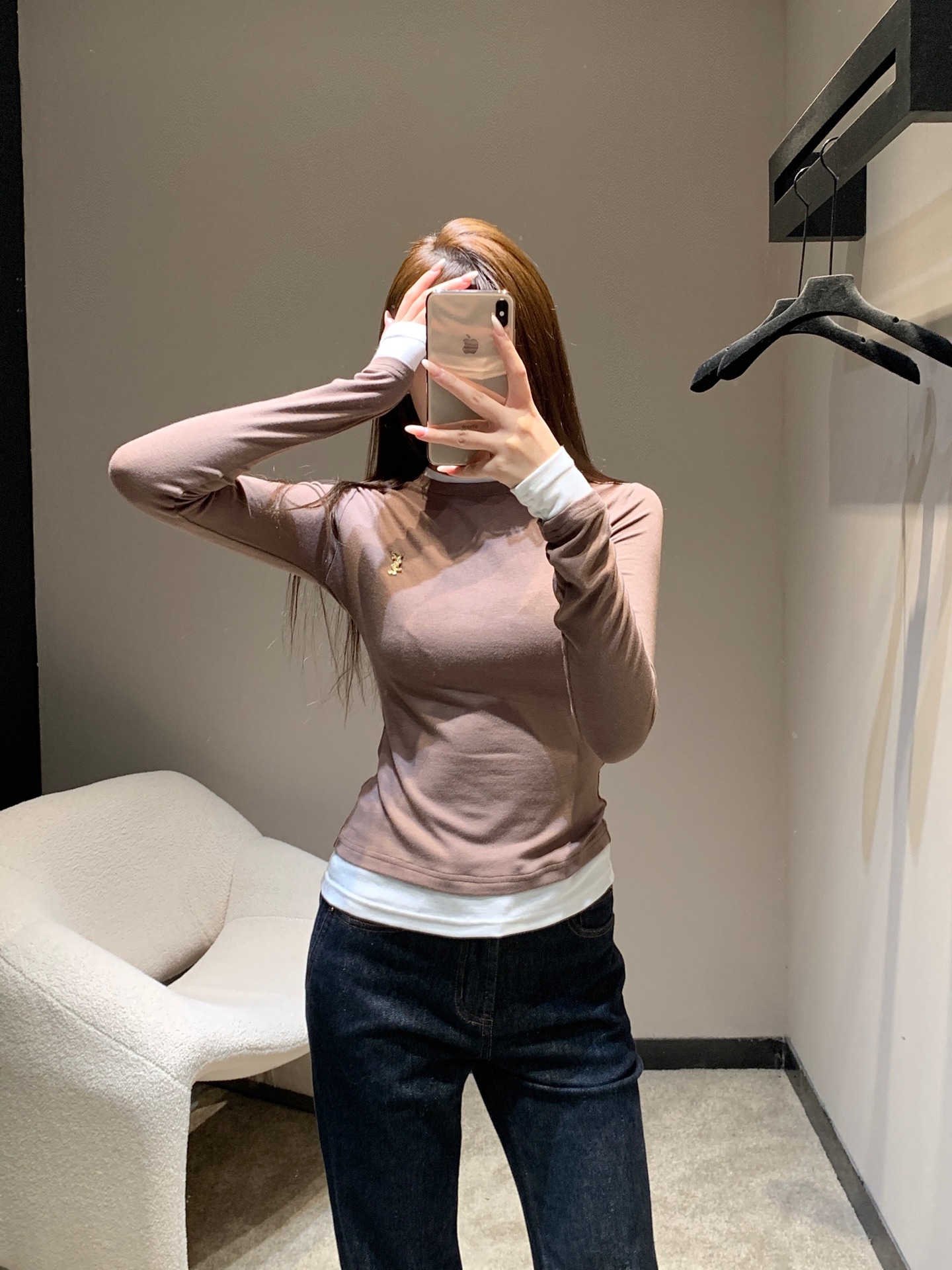 NO:535914,Saint laur*nt 25Fw autumn and winter new style contrasting color fake two-piece long-sleeved base T-shirt丨Exclusive high-end production!  Select skin-friendly and soft high-stitch fabric, close to the body, not tight, comfortable and textured; the contrasting color fake two-piece design hides clever ideas, the inner white edge naturally extends from the neckline, cuffs to the hem, breaking the monotony while injecting a casual and unrestrained French style into the layered shape. The iconic metal logo is low-key on the chest, hiding the brand's luxury genes between the wrinkles of details. S/M/L is available in stock, saint laurent,tees, t-shirt, alexander wang19860909Saint laur*nt 25Fw秋冬新款 撞色假两件长袖打底T恤衫丨独家高版出品！甄选亲肤柔糯的高支面料,贴身不紧绷,舒适与质感双在线；撞色假两件设计暗藏巧思,内层白边从领口、袖口到下摆自然延伸,打破单调的同时,为叠穿造型注入随性不羁的法式格调.标志性金属徽标于胸前低调点睛,将品牌的奢华基因藏于细节褶皱之间.现货发售S/M/L,,saint laurent,tees，t-shirt,alexander wang,Women's clothing